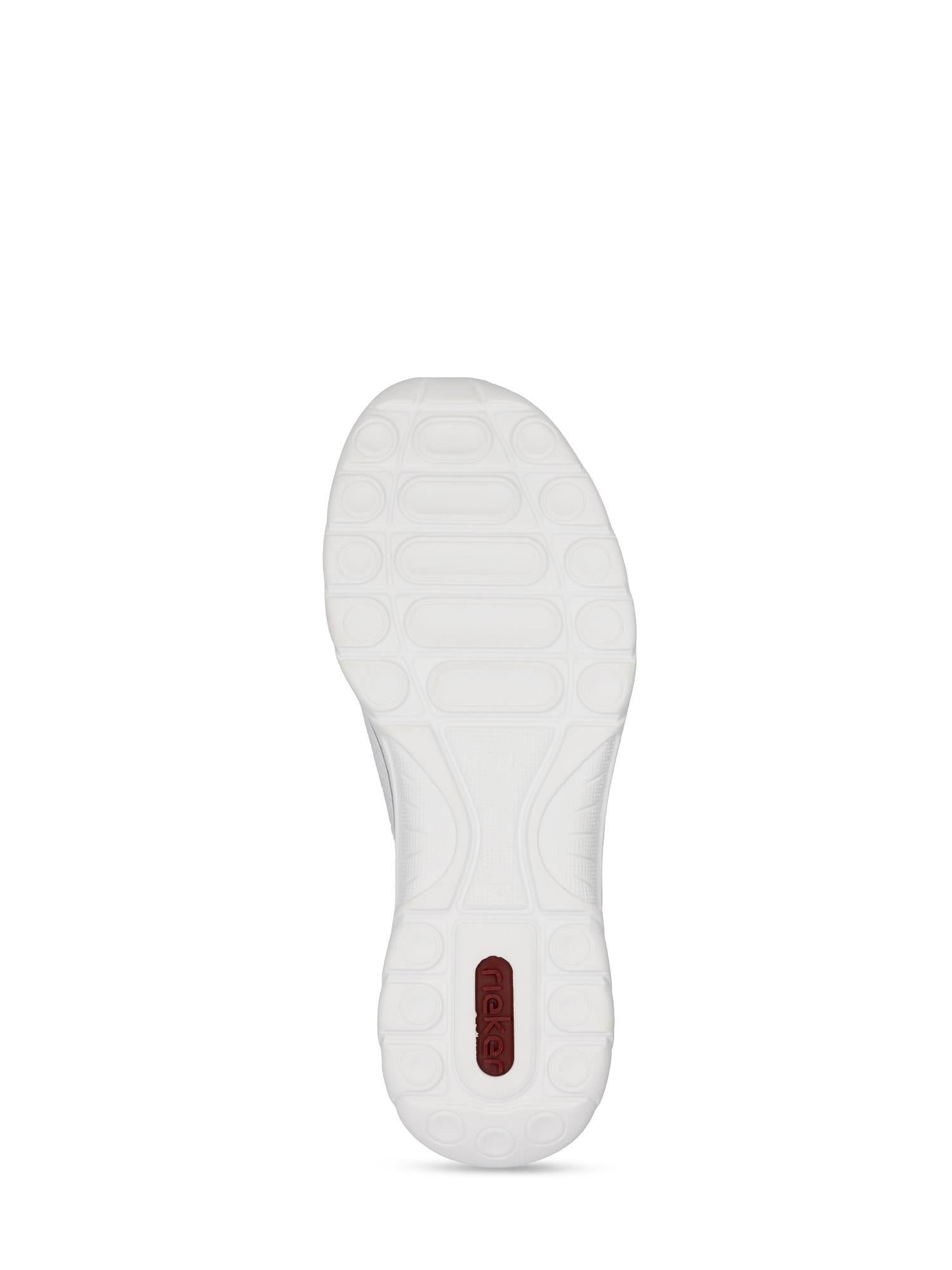 Bildet viser en Rieker Comfort & Style 03150 EasyMove Slip-on White joggesko sett nedenfra, med en oval såle og en liten rød rektangulær innsats med opphøyde bokstaver på den fleksible IM-EVA-sålen.
