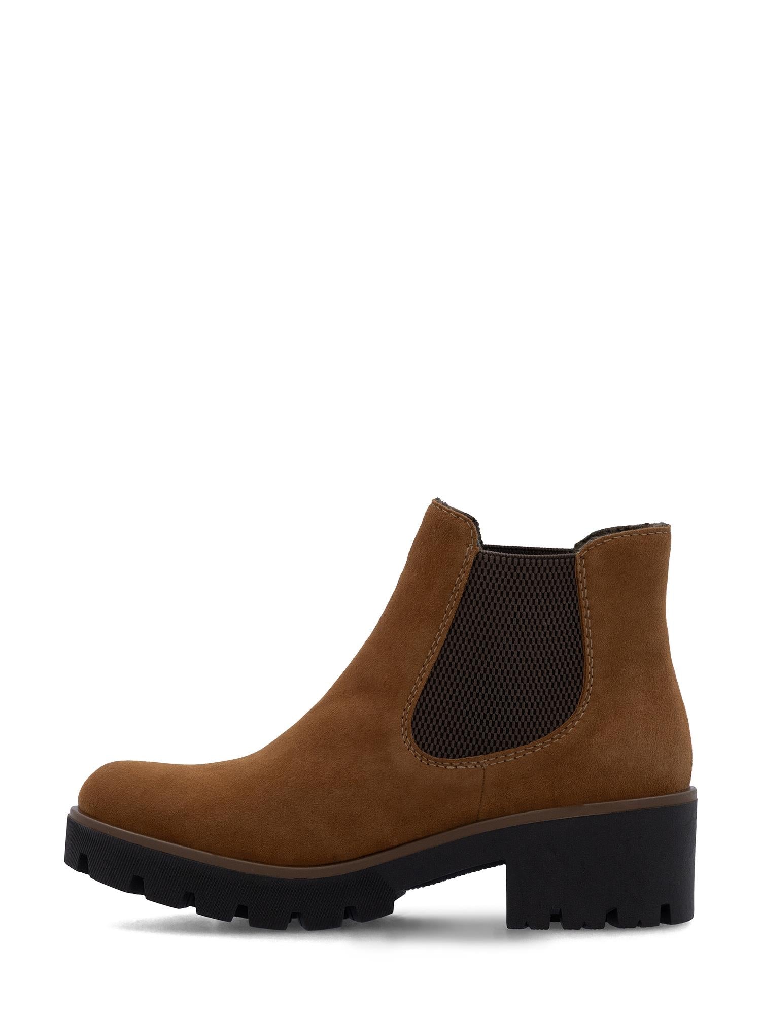 04482 Rieker Malou Suede Boots fra Rieker Comfort & Style har brun semsket skinn, svart elastisk sidepanel, tykk svart såle og lav hæl. Vist i sideprofil mot en hvit bakgrunn.