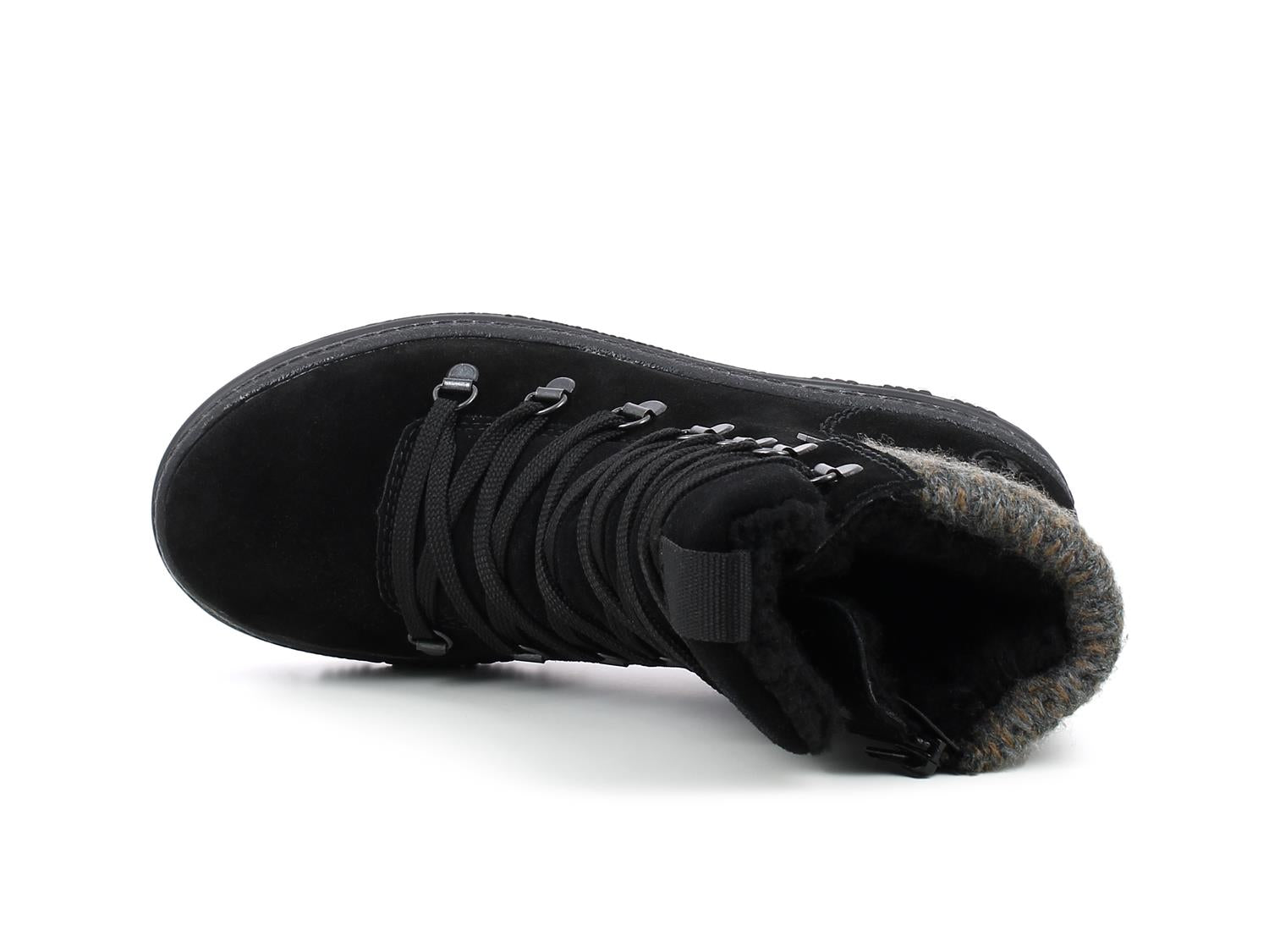05364 Rieker Varmfòret vintersko med brodder fra Rieker Comfort & Style er en svart vinterstøvel i semsket skinn med varm fôring, imitert pelskant, tykke lisser og metalløyer, som vises på siden mot en hvit bakgrunn.