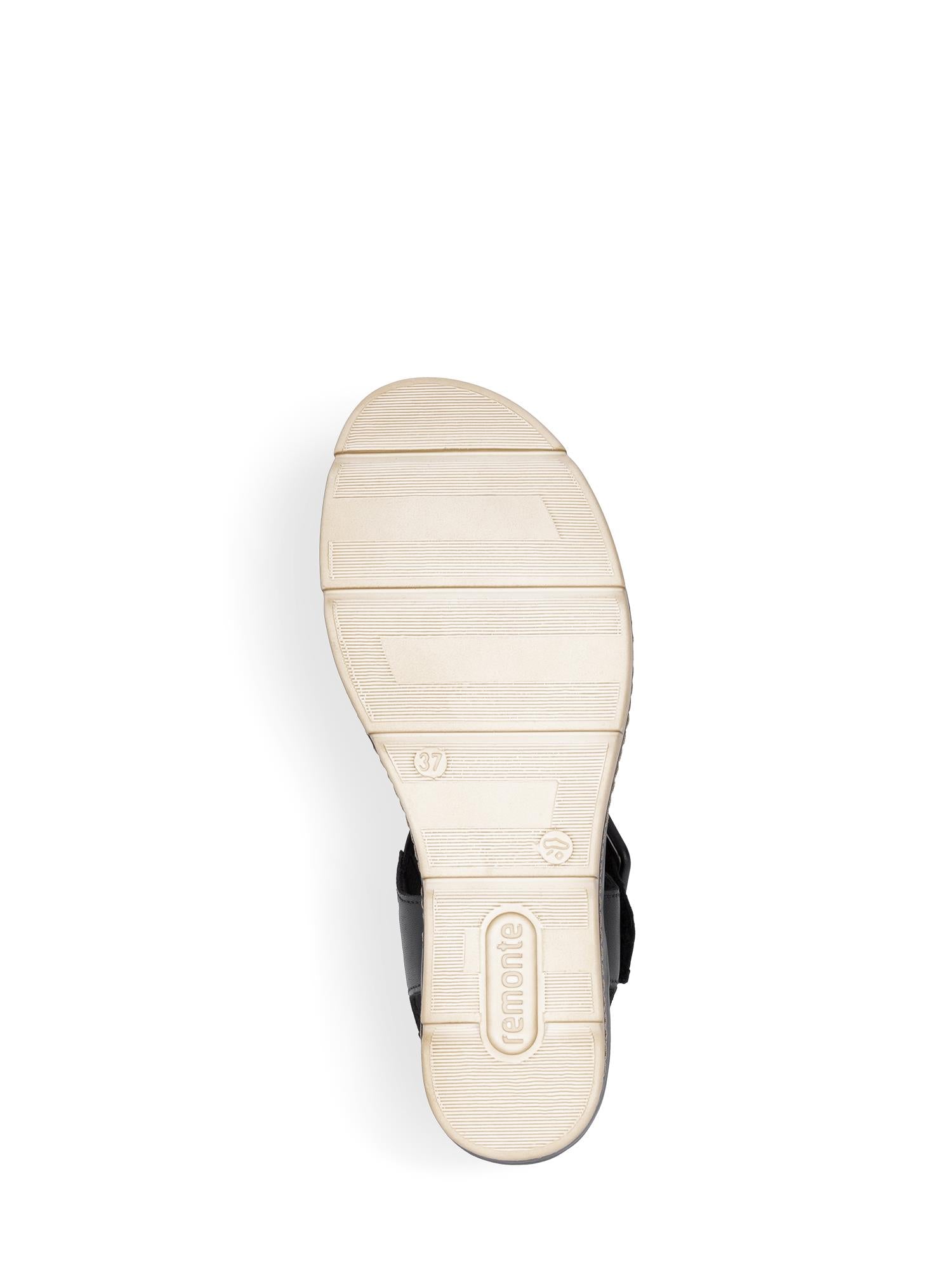 Bildet viser sålen på en beige Remonte 03146 Alvora Sandal med teksturert mønster og merkenavnet preget nær hælen. Overdelen er svart på en hvit bakgrunn, noe som minner om Remontes premiummodeller.