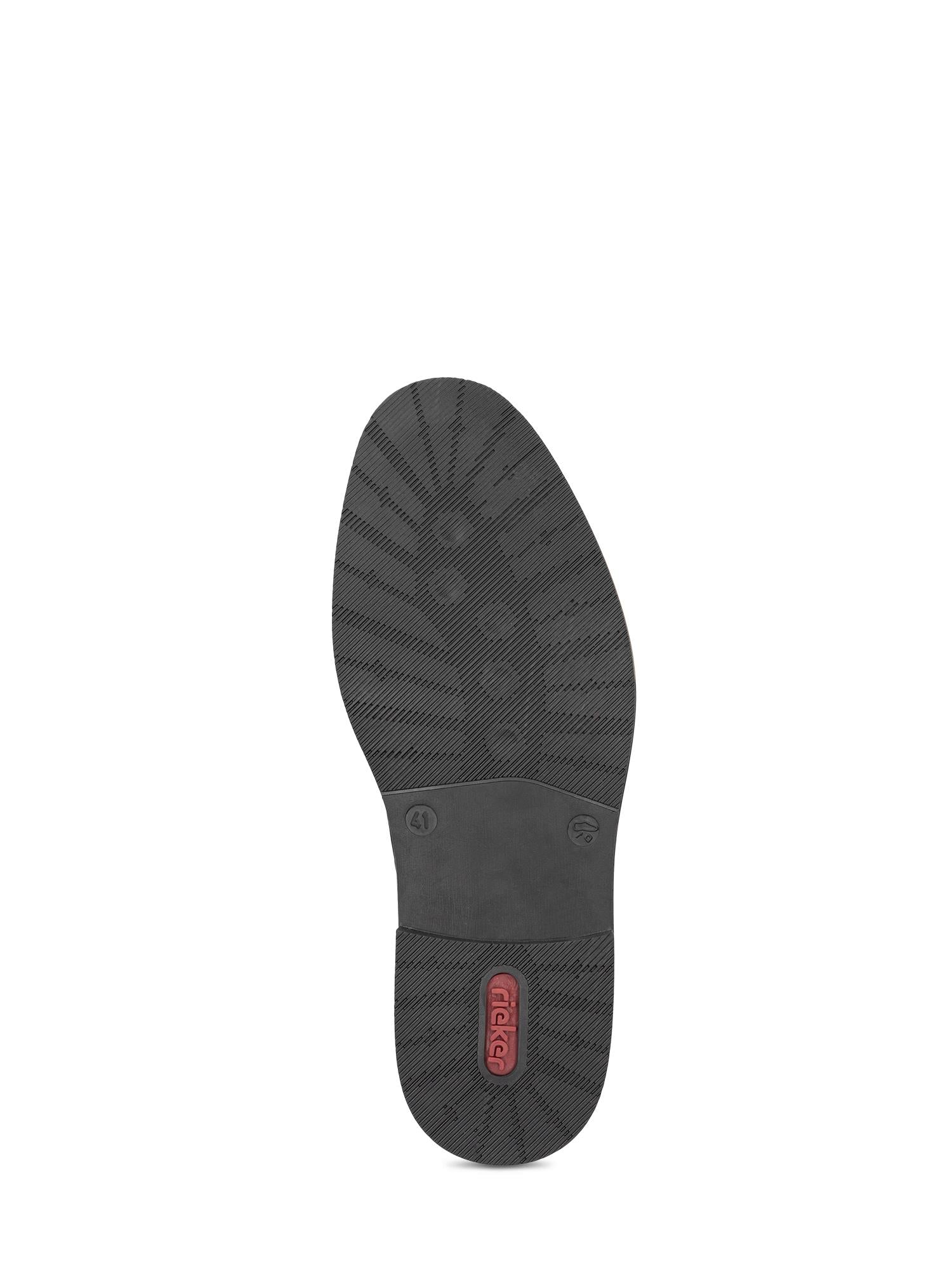 04934 Rieker Classic Leather Black dressko fra Rieker Comfort & Style har en sort strukturert såle med en rød Rieker-logo nær hælen, som gir utmerket grep for klassiske sko takket være riller og spor som er designet for å gi grep.
