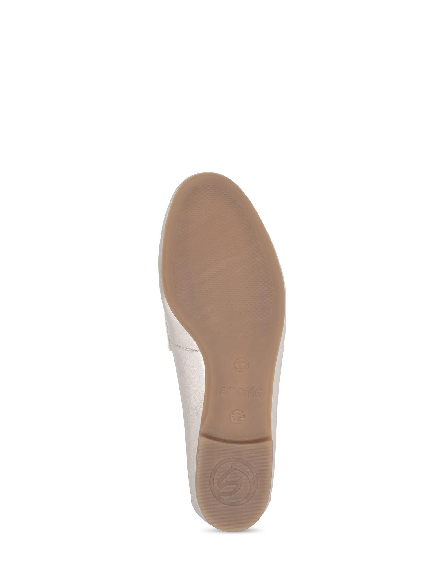 Bildet viser en Remonte 03111 GoldLine Mokkasiner flat sko i beige sett nedenfra med en teksturert gummisåle og en sirkulær logo nær hælen, mot en hvit bakgrunn.