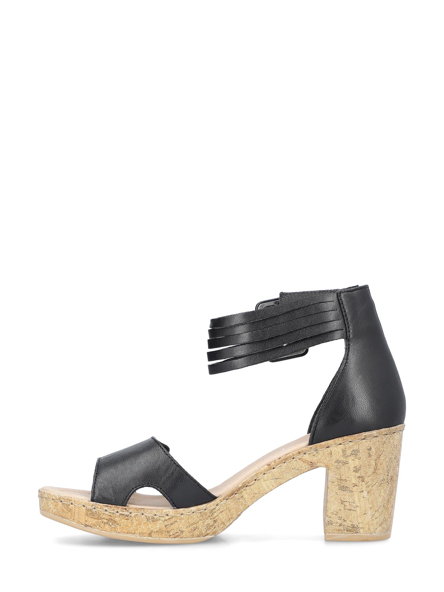 07499 Rieker Malibu Sandal Leather fra Rieker Comfort & Style er en svart sandal med åpen tå, blokkhæl i kork, ankelrem med tre tynne bånd og lukket hælkappe for komfort og eleganse, vist på en hvit bakgrunn.