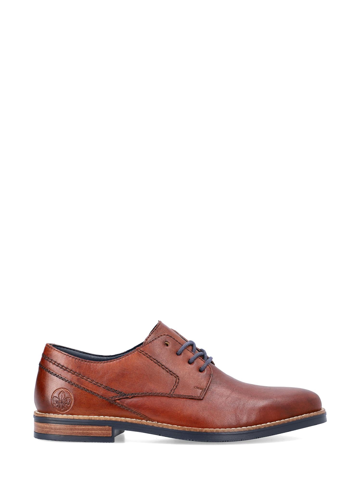 02142 Rieker Leather Amaretto Dressko fra Rieker Comfort & Style er en brun dresssko med blå lisser, marineblå kant, synlige sømmer, preget logo nær hælen, lav trehæl og bred passform for komfort.