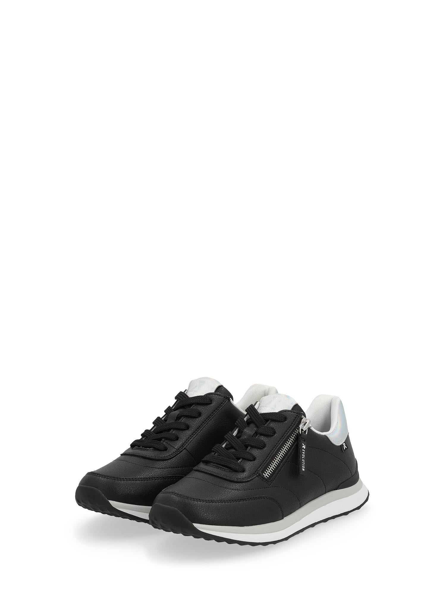 Rieker Sport 07537 Rieker-Evolution Memory Sneaker Leather er en svart og hvit lav sneaker med svarte lisser, hvite såler og glidelåsdetaljer på siden, vist på en vanlig hvit bakgrunn.