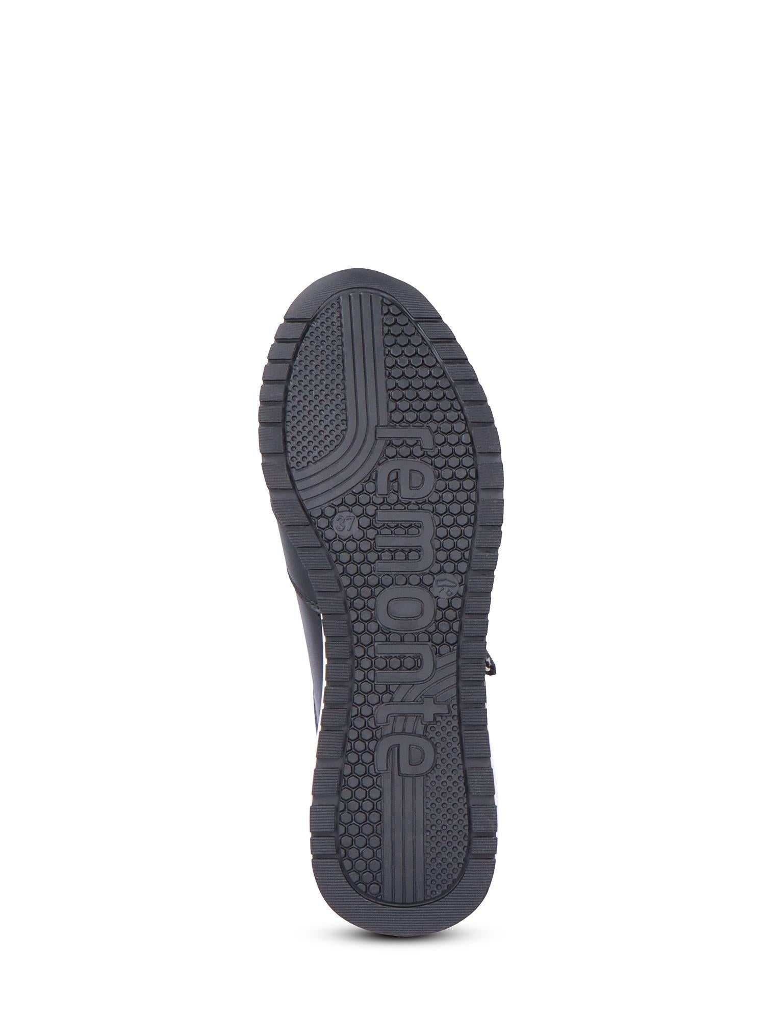 Bildet viser den svarte gummisålen på 06807 Remonte Noir Nappa-sneakerskoen fra Remonte, sett nedenfra, med et teksturert mønster, kilehæl og preget «Remonte» over midten.