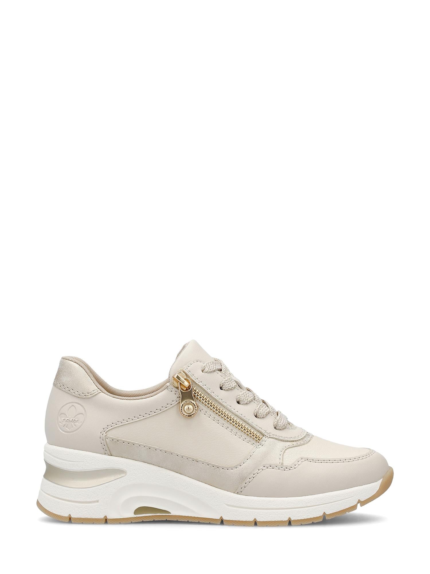 Rieker Comfort & Style 07583 Reflect Leather Zip Sneaker for dame i beige med matchende lisser, gullfarget sideglidelås, uttakbar innersåle og tykk hvit/beige såle. Subtil logo på hælen. Produktet er fotografert mot hvit bakgrunn.