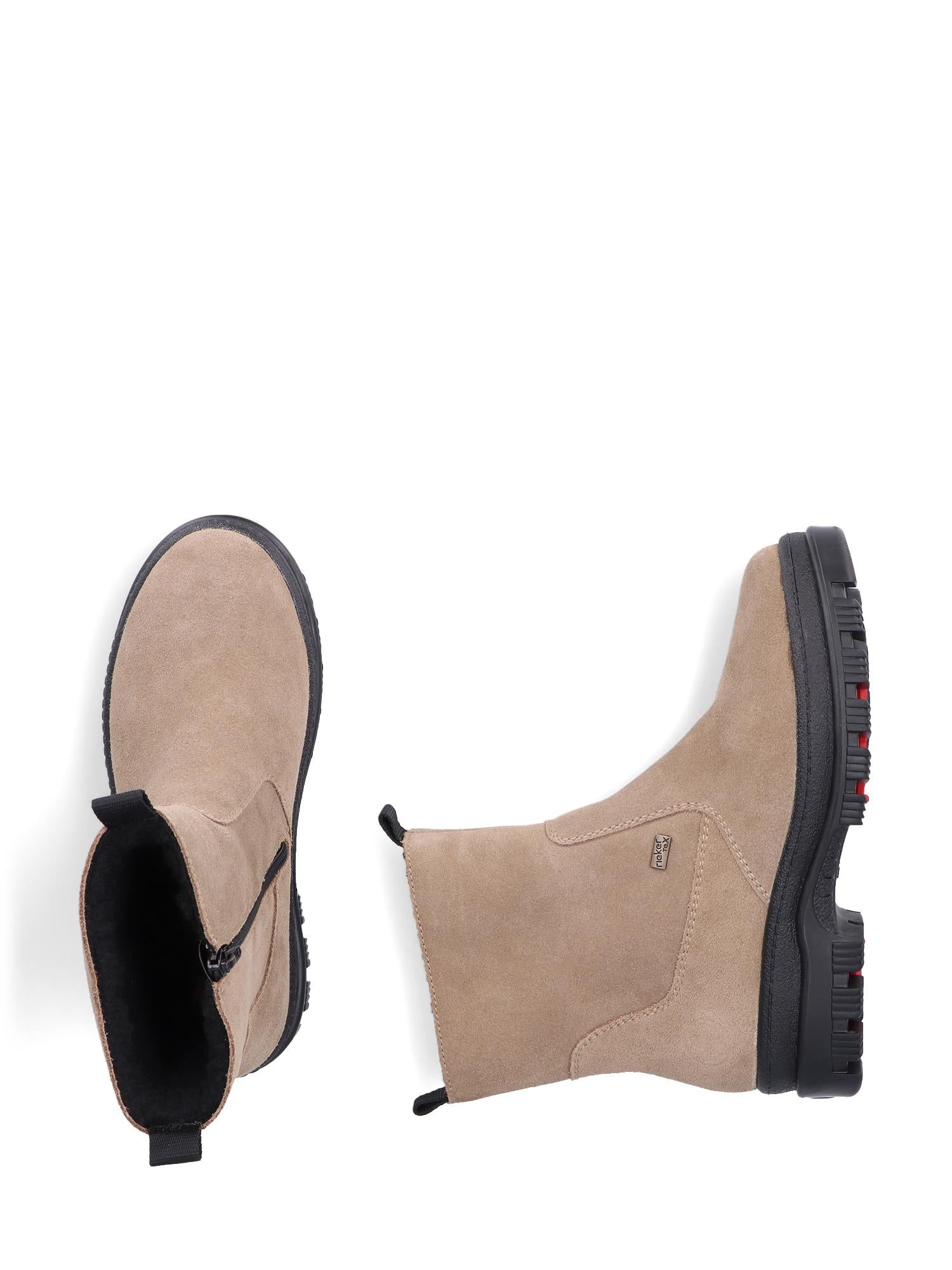 05039 Rieker Leather Tex Varmfôret med brodder ankelstøvletter fra Rieker Comfort & Style har brun semsket skinn, svarte trekkfliker, glidelåser på siden og tykke, svarte gummisåler, vist fra siden og ovenfra på en hvit bakgrunn.