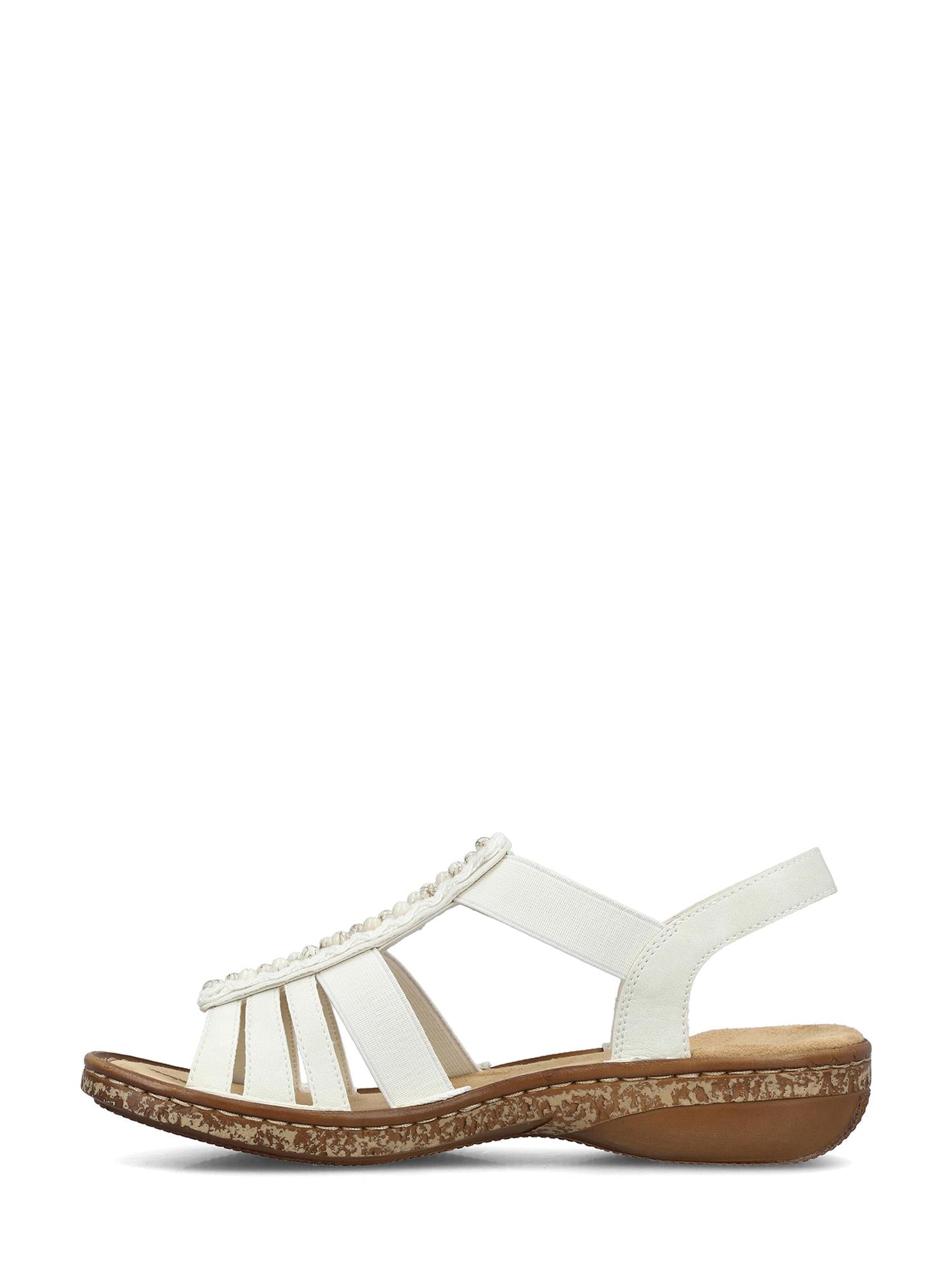07496 Rieker Pearl White-sandalen fra Rieker Comfort & Style har hvite stropper, åpen tå, slingback-design, lav brun kilehæl og en teksturert mønstret såle – som gir komfort og eleganse for heldagsbruk.