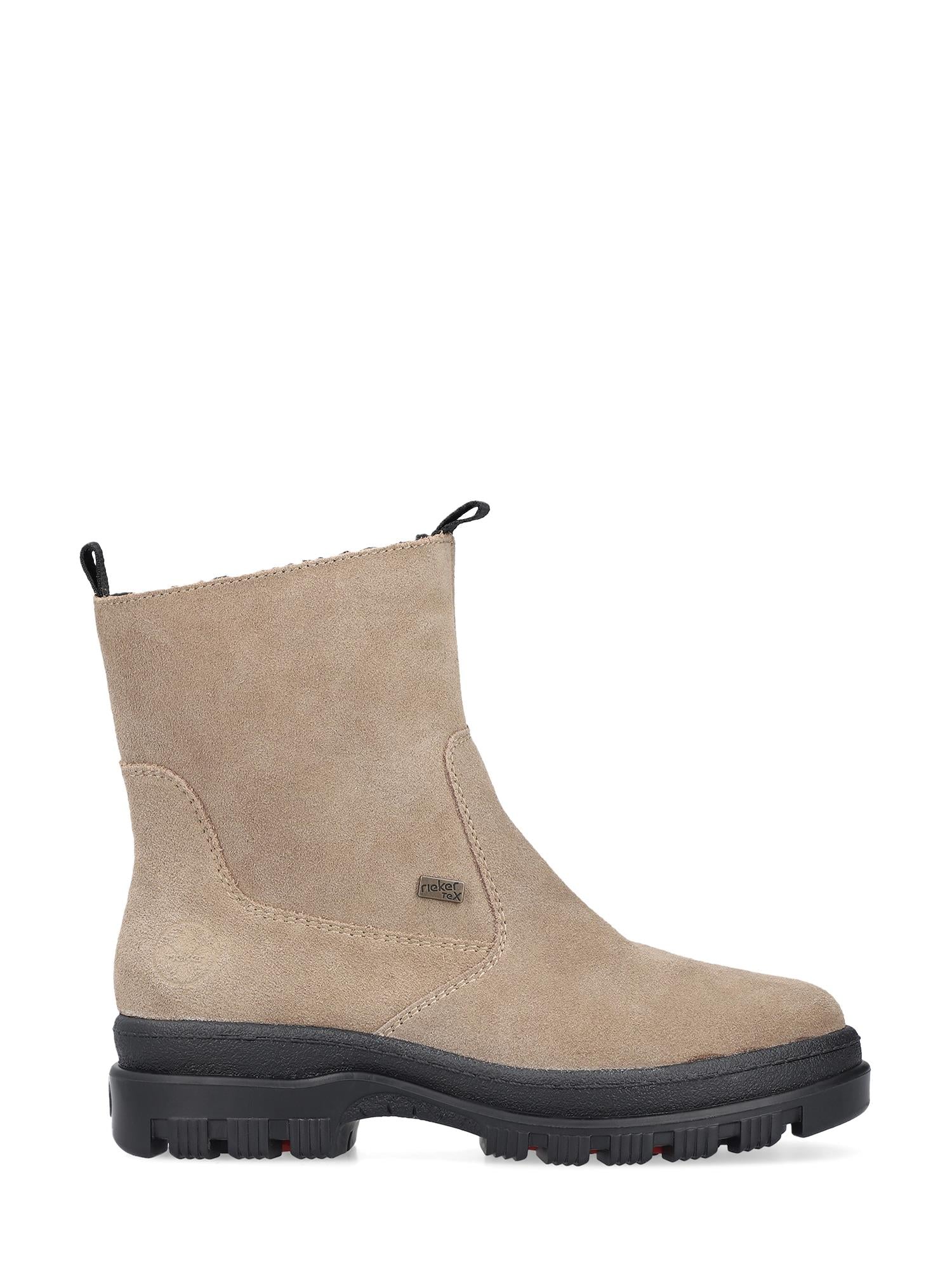 05039 Rieker Leather Tex Varmfôret med brodder fra Rieker Comfort & Style har brun semsket skinn, en svart trekkflik, robust slitebane, tykk svart Rieker Grip-såle, minimale sømmer og en liten metallogo på siden.