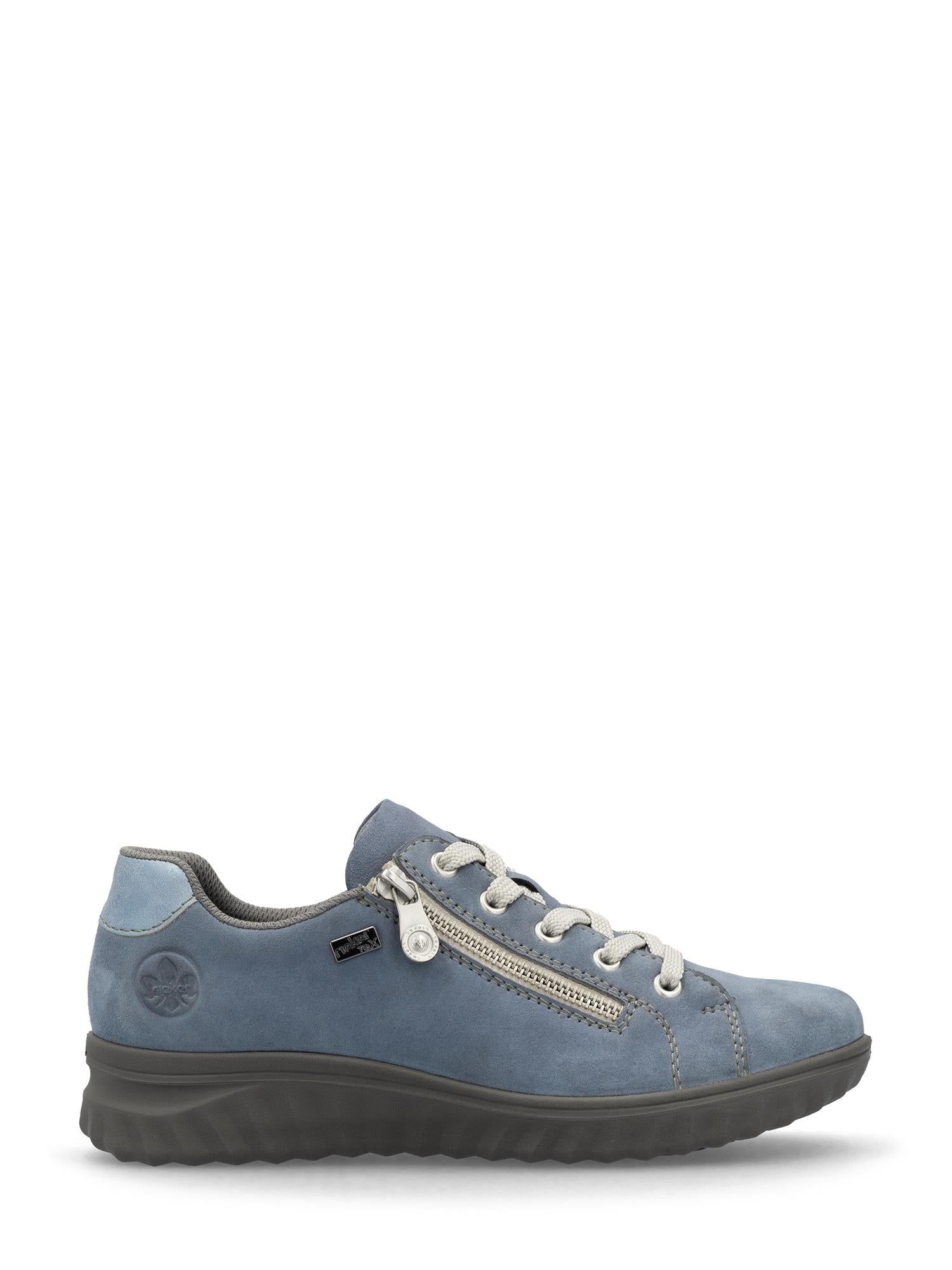 Rieker Comfort & Style 02975 AquaFlex Leather Sneakers har blått semsket skinn, hvite lisser, glidelås på siden, grå sømmer, grå gummisåle, liten sidelogo og Antistress-teknologi. Vist i sideprofil mot hvit bakgrunn.