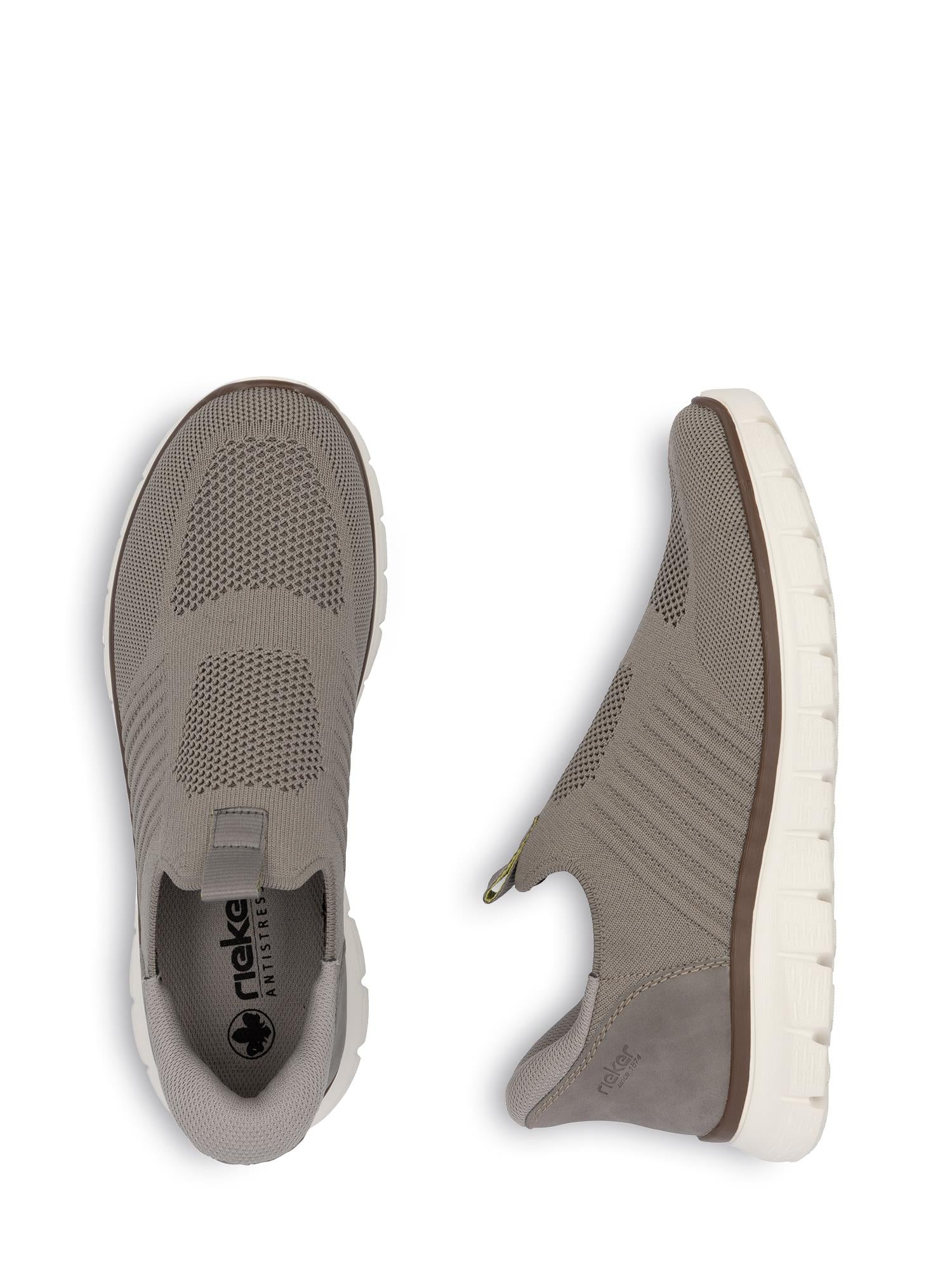 Et par lysegrå 03080 Rieker Elvano Slip-on Sneakers fra Rieker Comfort & Style, med ultralett komfort, pustende, myk mesh og hvite, tykke teksturerte såler. Den ene skoen er vist ovenfra, den andre fra siden.