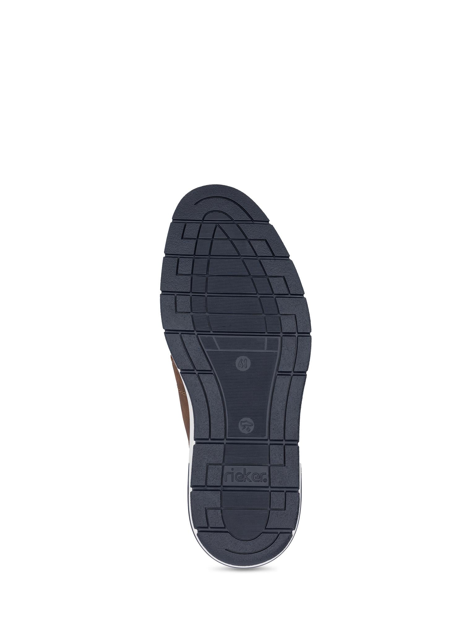 Sålen på den mørkeblå 02905 Rieker Ready2Go Herresko by Rieker Comfort & Style, med geometrisk mønster og merkets logo nær hælen, vises nedenfra mot en hvit bakgrunn.