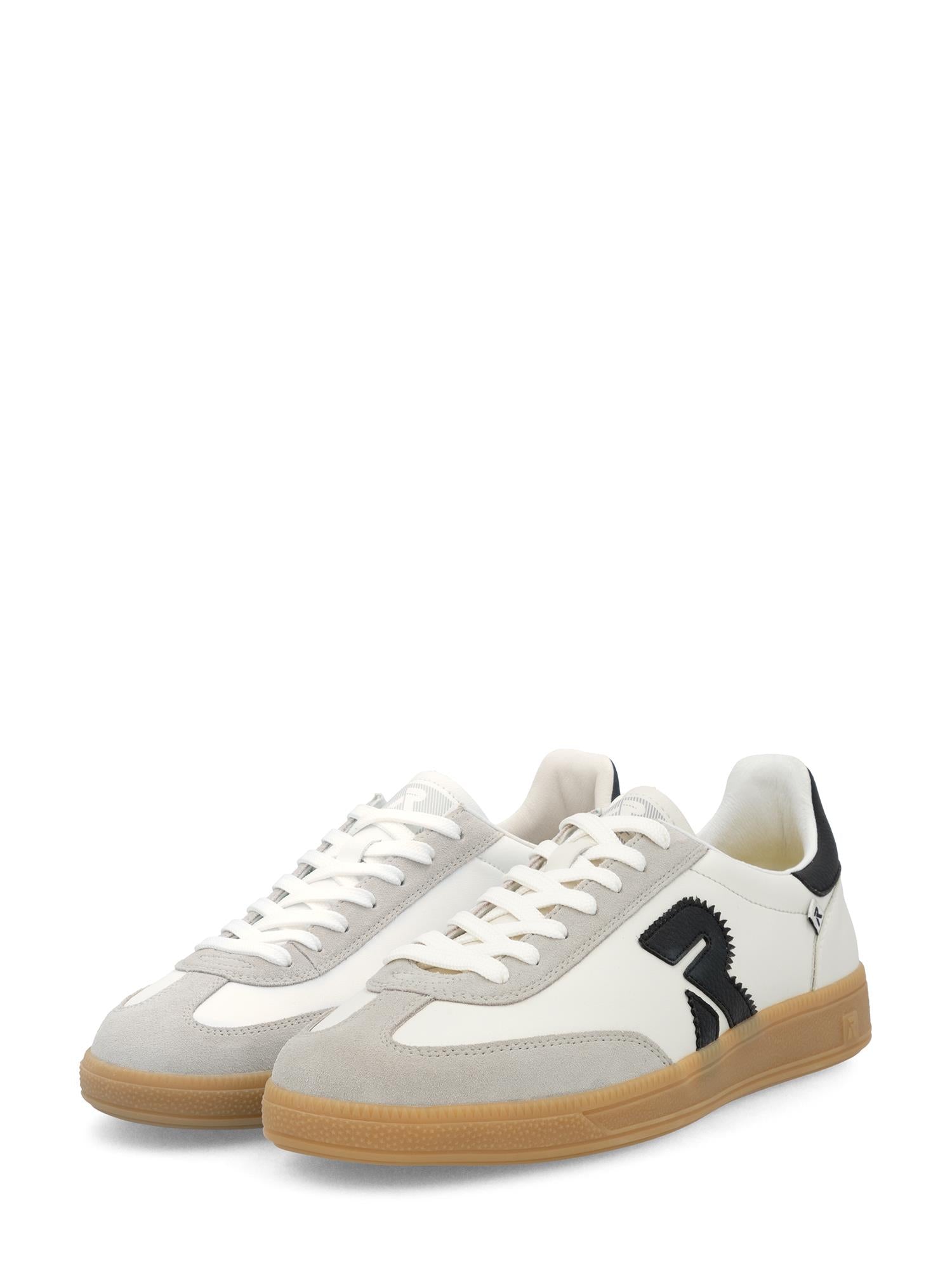 03337 Rieker San Diego Leather Sneaker White fra Rieker Sport har en elegant lav design i hvitt og lysegrått med gummisåler, hvite snørebånd, svart logodetalj og Swing2Go-teknologi for komfort hele dagen - perfekt hverdagssko.