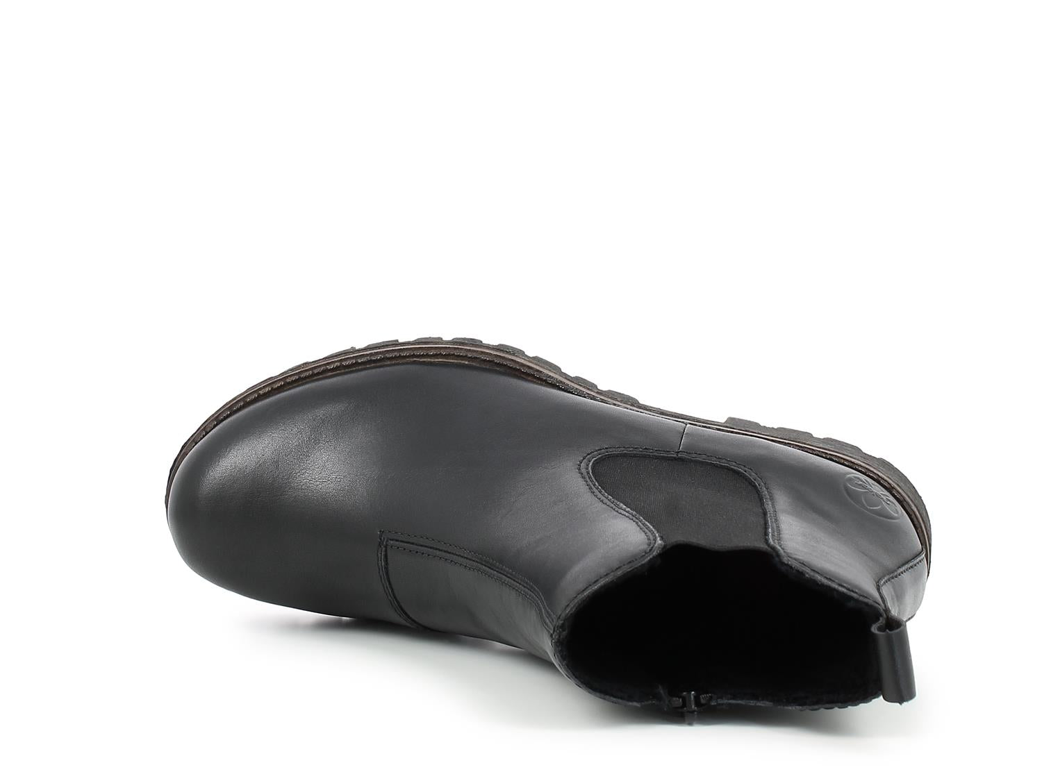 En enkel 03034 Rieker Lettfòret lav boot fra Rieker Comfort & Style i svart skinn ligger på siden og viser sålen, det elastiske sidepanelet og glidelåsen bak mot en ren, hvit bakgrunn.