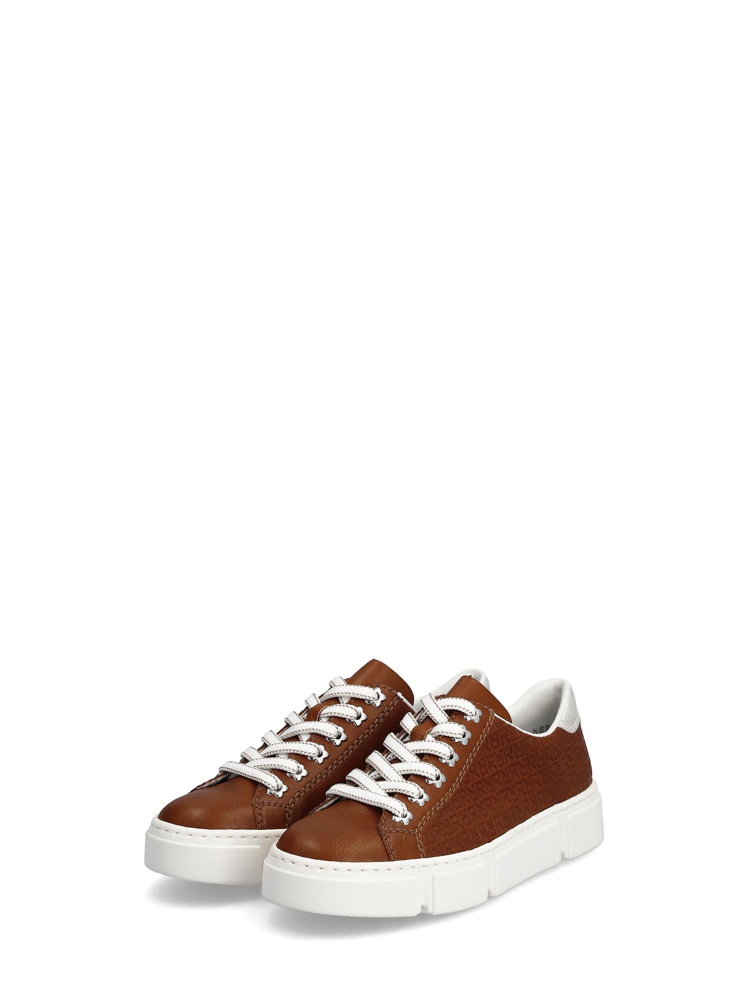07575 Rieker Tawny Leather Sneaker fra Rieker Comfort & Style har et brunt lavt design med hvite såler, hvite lisser og en liten hvit hældetalj, som blander trendy stil med hverdagskomfort, vist på en vanlig hvit bakgrunn.