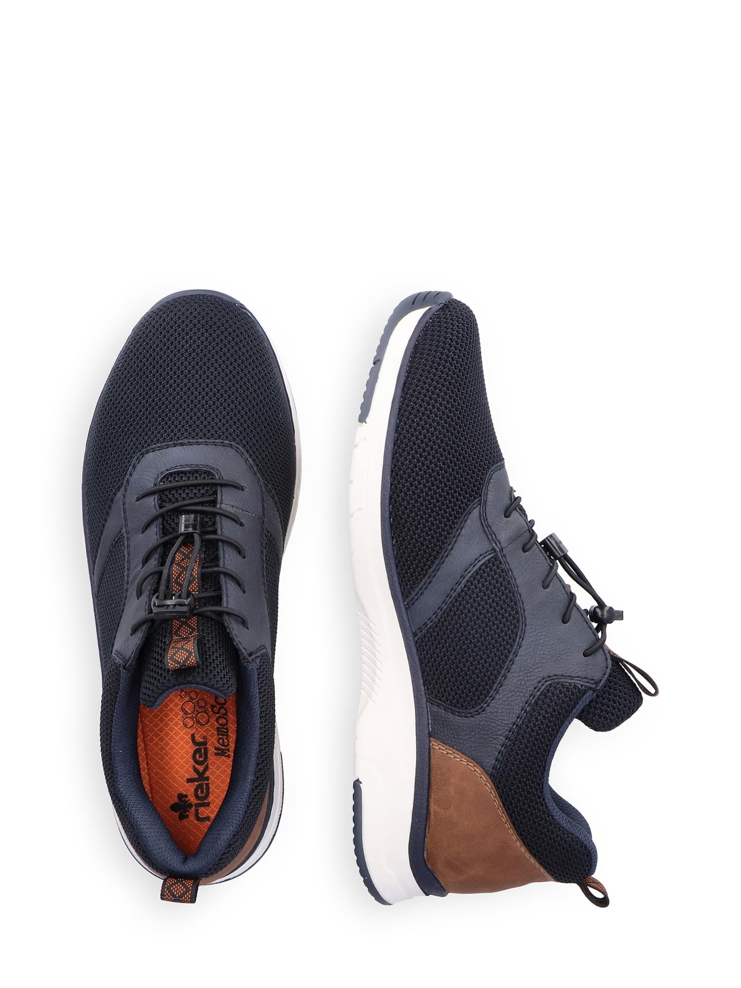 06790 Rieker Atlantic Sneaker fra Rieker Comfort & Style har marineblå mesh, hvit såle, brune hældetaljer og snørebånd. En sko vises ovenfra og en fra siden, noe som fremhever den merkede innersålen og den fleksible yttersålen.