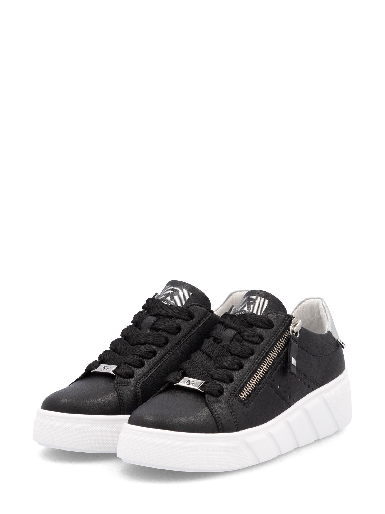 Rieker Sport 03558 Active Platform Leather-sneakersene har svart skinn, tykke hvite såler, svarte lisser, en sølvfarget glidelås på siden og en metallisk hældetalj, noe som gir komfort med Rieker Active Platform. Vist på en hvit bakgrunn.