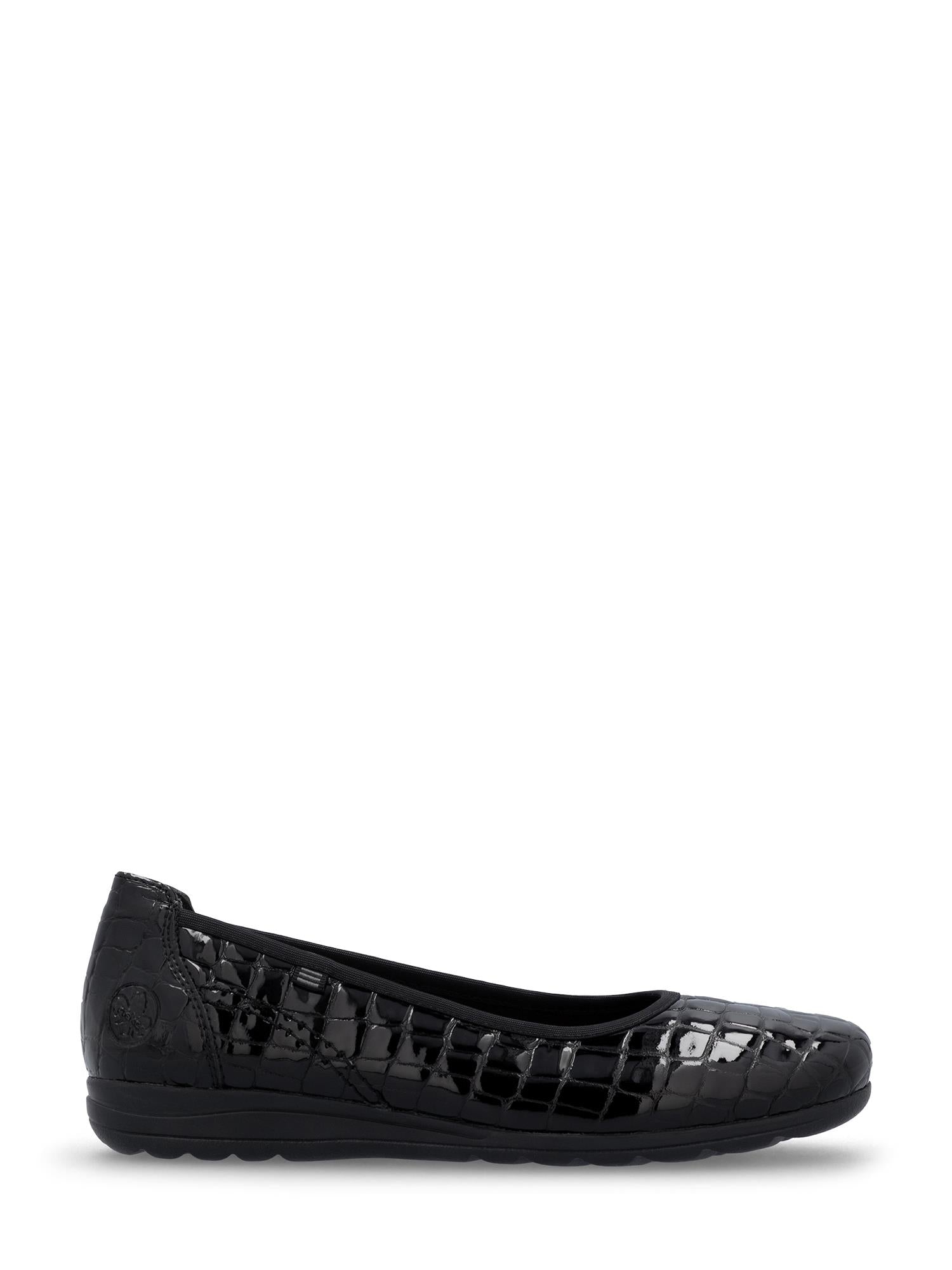 03782 Rieker Black Croc Patent Ballerina fra Rieker Comfort & Style har en blank krokodillemønstret overflate, lukket tå og lav kilesåle - perfekt for stilig komfort.