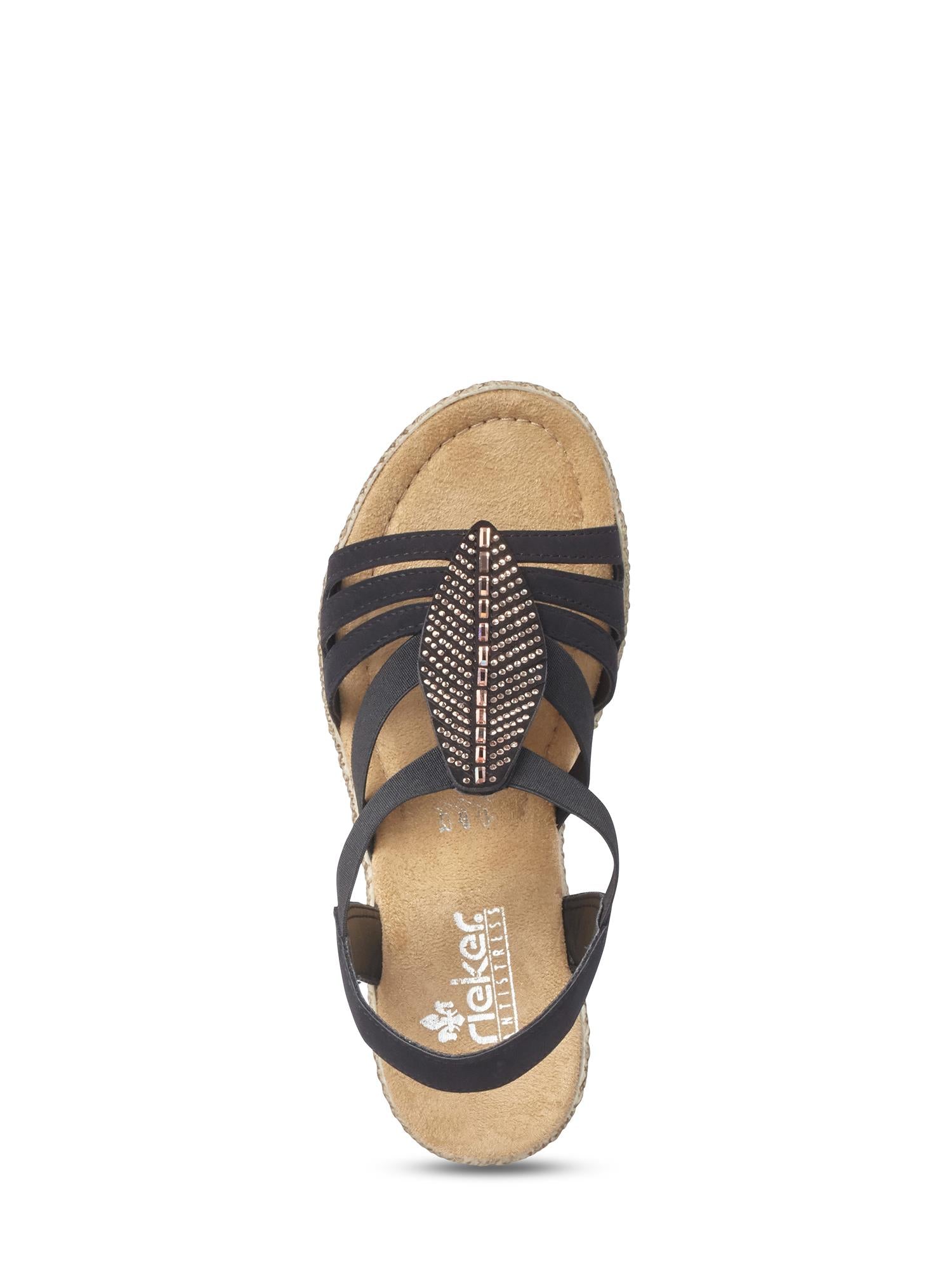 En enkel svart 07498 Rieker Feather Heeled Sandal fra Rieker Comfort & Style, med dekorativt mønstret front og brun, polstret såle for komfort, sett ovenfra med Rieker Antistress-logoen på innersålen.