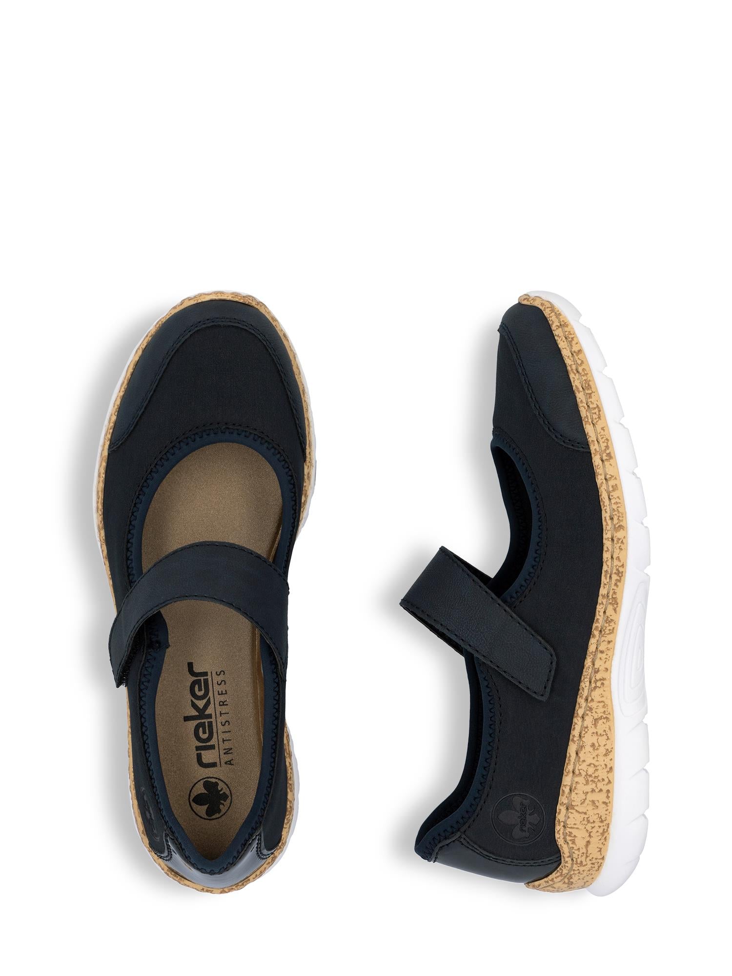 03282 Rieker Breeze Walk by Rieker Comfort & Style er en marineblå Mary Jane sommersko med topprem, korkstrukturert kant og hvite gummisåler, designet for optimal komfort som en del av Breeze Walk-kolleksjonen.