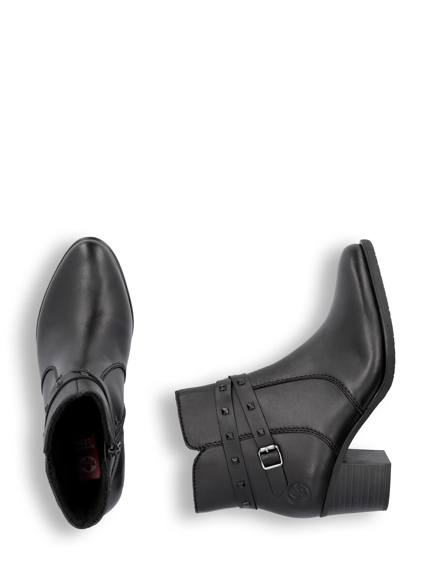05063 Rieker Monstil ankelstøvletter fra Rieker Comfort & Style er svarte ankelstøvletter med lave blokkhæler, naglebeskyttede ankelstropper og Antistress-teknologi, vist ovenfra og fra siden mot en hvit bakgrunn.