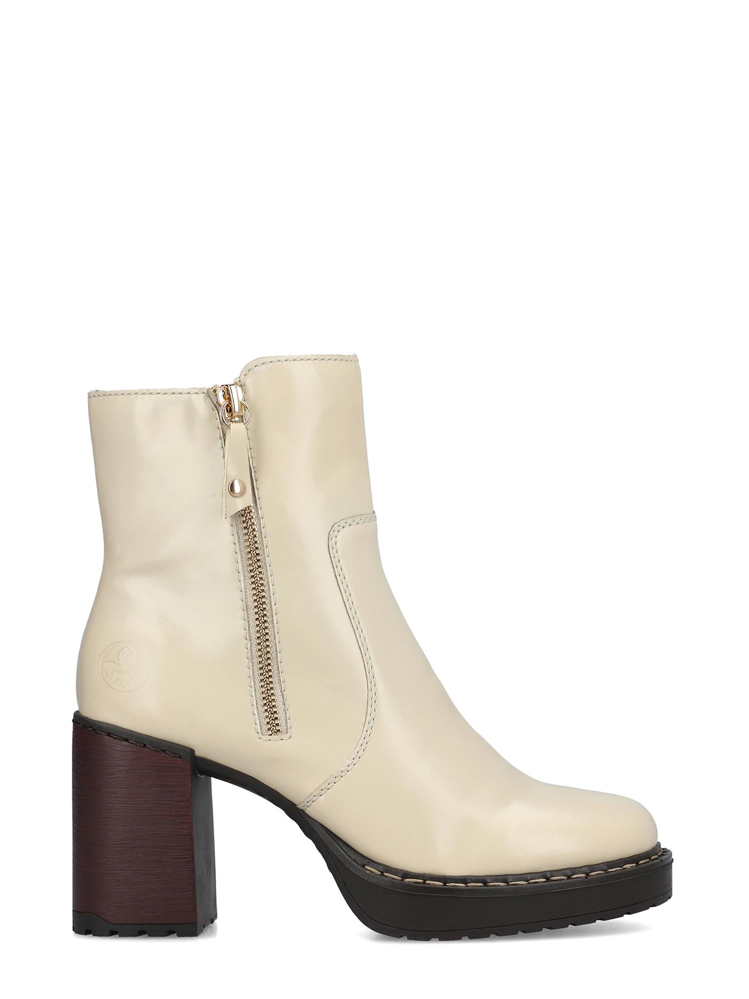 04391 Rieker Marseille Boot fra Rieker Comfort & Style har kremfarget skinnfinish, rund tå, chunky mørkebrun hæl, glidelås i siden, synlige sømmer i sålen og støttende konstruksjon for varig komfort.