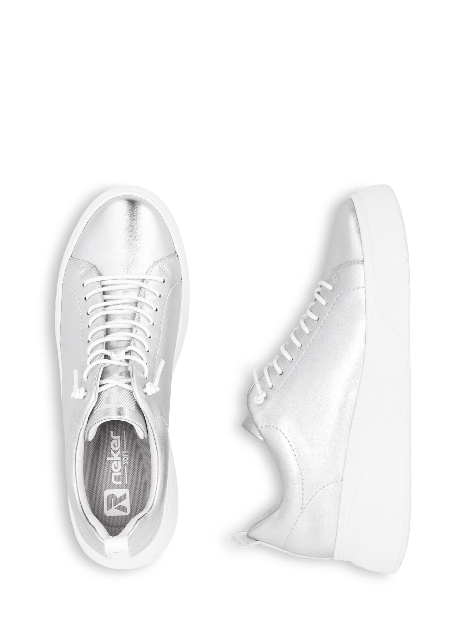 To 03545 Rieker ShineWalk sølvfargede skinnsneakers fra Rieker Sport på hvit bakgrunn – den ene sett ovenfra og viser lisser og logo på Memory Foam-innersålen, den andre sett fra siden og fremhever den tykke sålen.