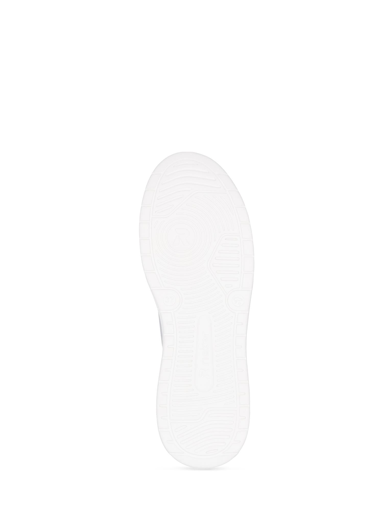 Bildet viser sålen på 03545 Rieker ShineWalk Silver Leather-sneakeren fra Rieker Sport, fotografert nedenfra mot en hvit bakgrunn. Den mønstrede slitebanen og Memory Foam-innersålen gir utmerket grep og komfort.