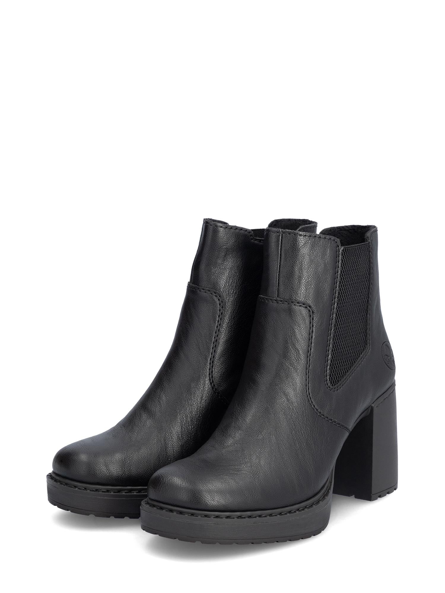Utforsk 04742 Rieker Heeled booties fra Rieker Comfort & Style, laget i svart skinn med blokkhæl, avrundede tær og elastiske sidepaneler. Disse støvlene er komfortable, har solide såler og et elegant design som passer perfekt til hverdagsbruk.