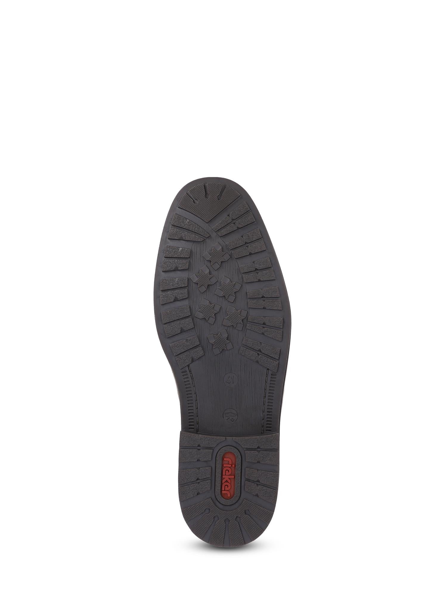 04494 Rieker herresko i semsket skinn har en svart såle med teksturert mønster med sirkler og vinklede linjer for grep, pluss en rød oval «relaks»-logo på hælen. Fra Rieker Comfort & Style, designet for moderne komfort. Enkel hvit bakgrunn.