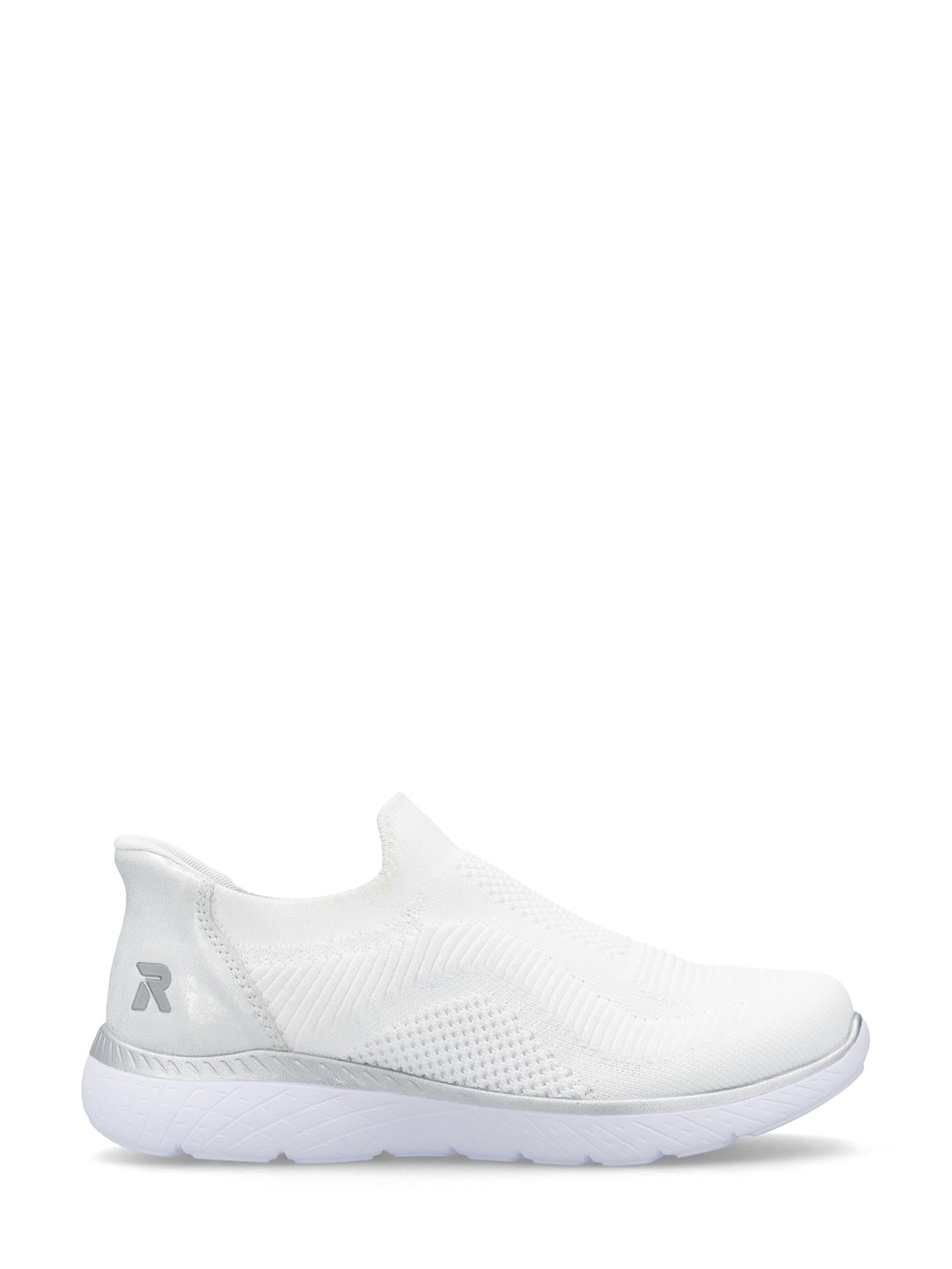 03238 Rieker Ready2Go Slip-on White fra Rieker Sport er en minimal, moderne sporty sko med hvit strikkestruktur, subtile grå hældetaljer, hvit gummisåle, pustende komfort og en liten R-logo på hælen.