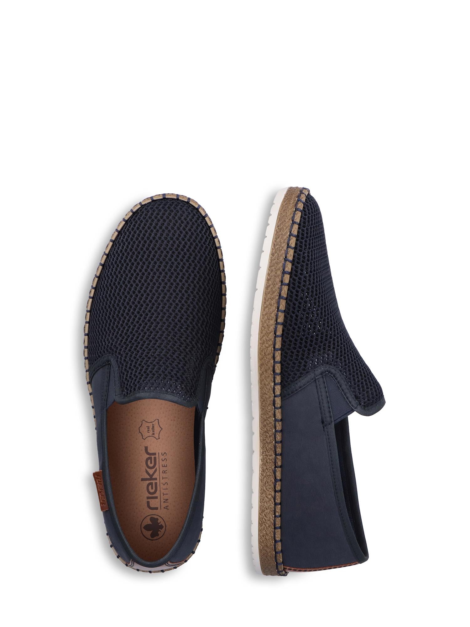 Et par 07510 Rieker Coastline Moc slip-ons fra Rieker Comfort & Style, med marineblå overdel i mesh, solbrune og hvite teksturerte såler og brune innleggssåler, vist ovenfra og fra siden på hvit bakgrunn.