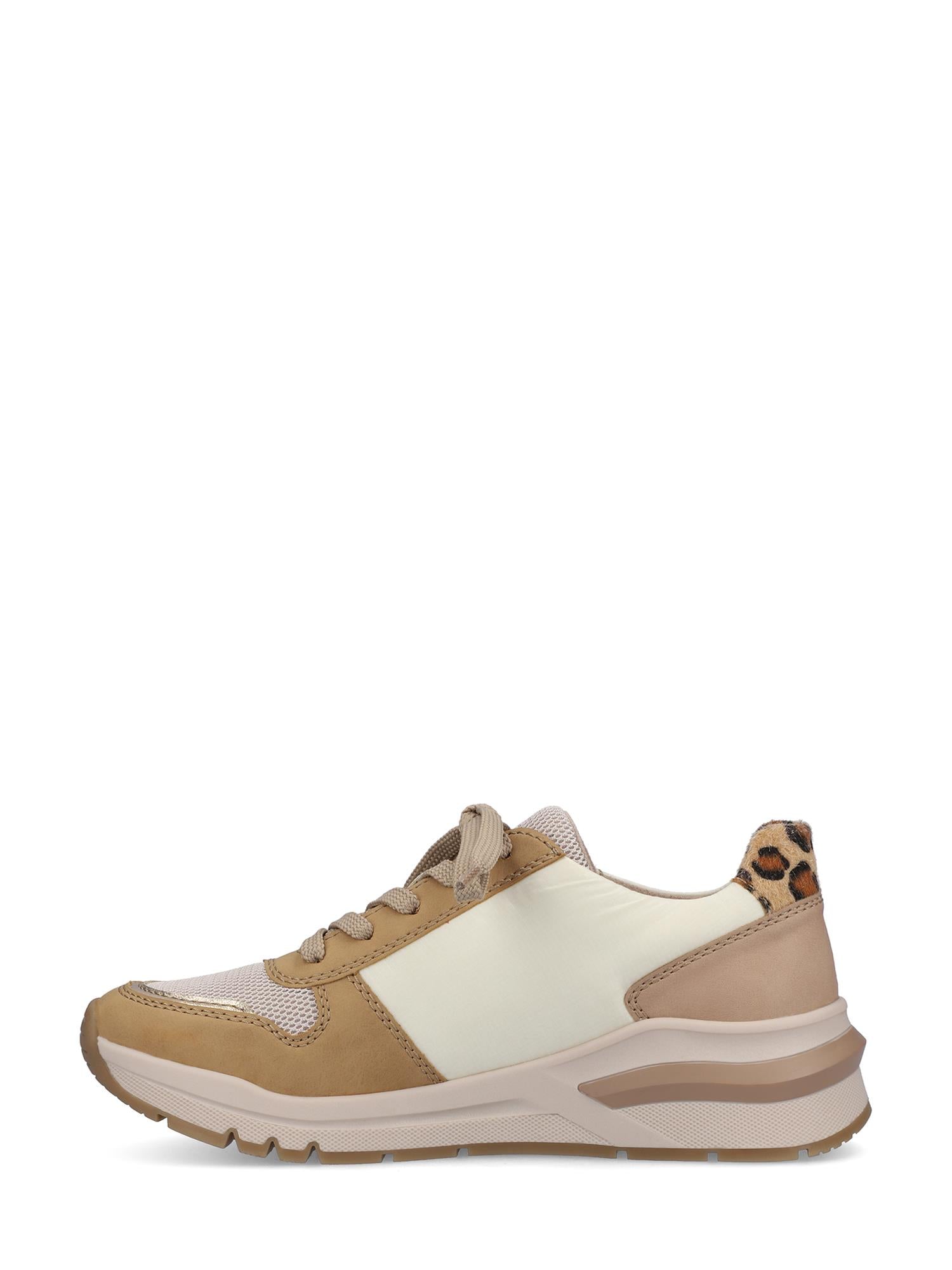 06827 Rieker Sand Combo-sneakersene fra Rieker Comfort & Style har beige og brune toner, et hvitt sidepanel, brune semskede detaljer, beige lisser, leopardprintet hældetalj og en chunky støtdempende såle for komfort hele dagen.
