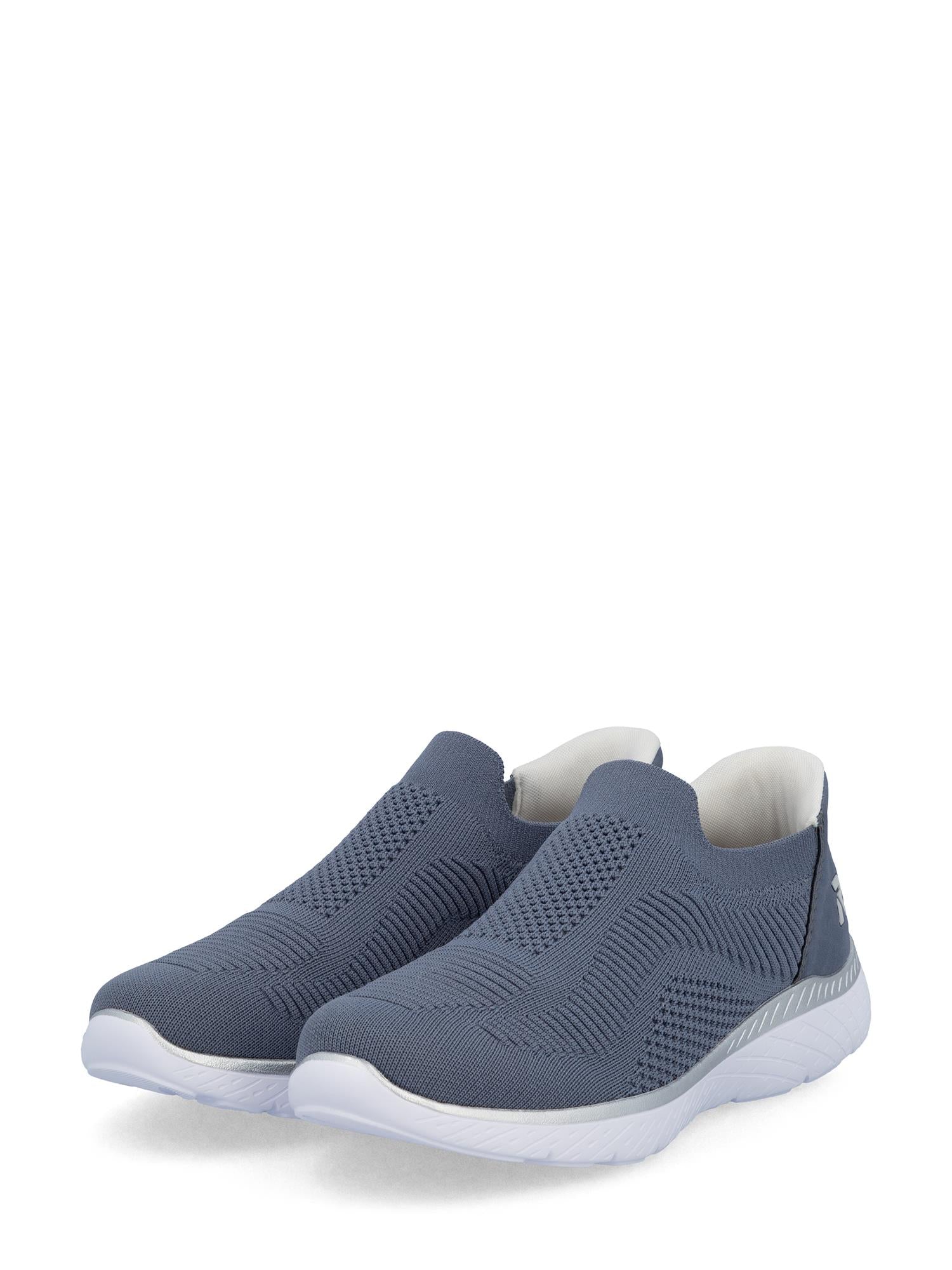 Et par Rieker Sport 07136 Ready2GO Slip-On Blue joggesko i strikket stoff med hvite gummisåler, designet for komfort hele dagen, vist på en hvit bakgrunn.