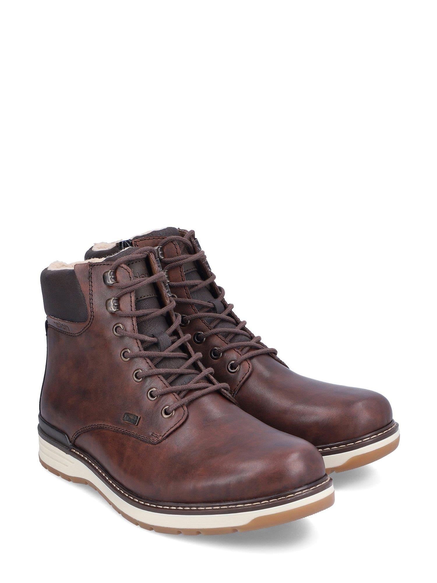 04371 Rieker Winter Boots Tex-Membran for herrer fra Rieker Comfort & Style er en ankelstøvle med snøring i brunt skinn, vanntett membran, hvite og beige gummisåler, svart polstret krage og sømdetaljer, vist vinklet på hvit bakgrunn.