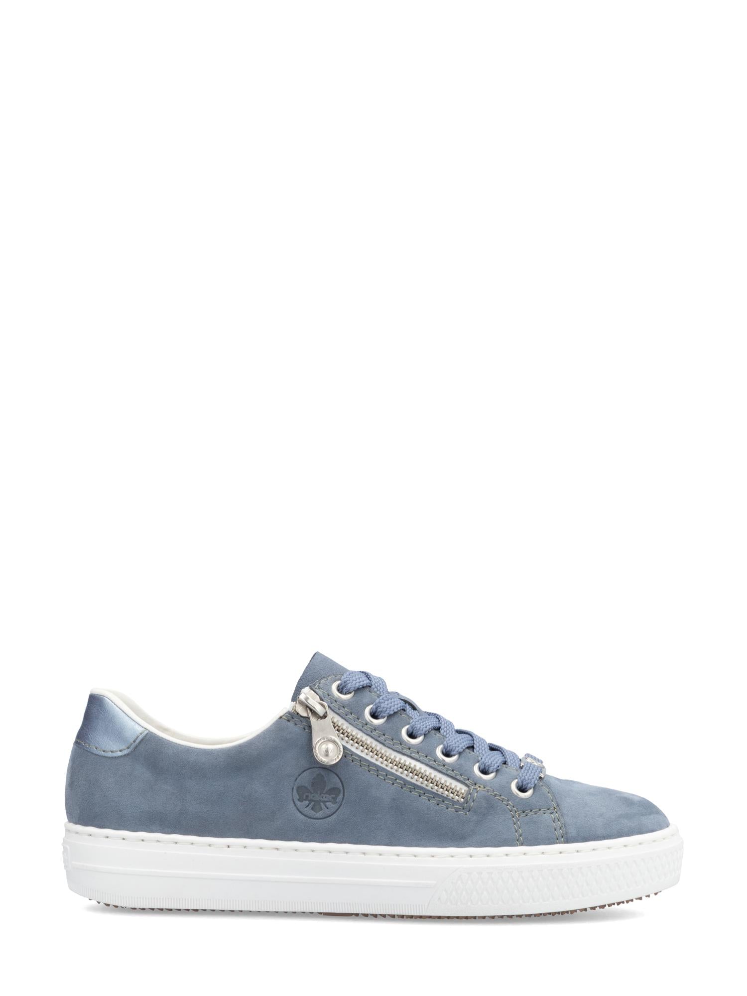 03154 Rieker Vital Comfort Sneakers Blue fra Rieker Comfort & Style har lyseblå semsket skinn, hvit såle, blå lisser, metallisk hældetalj, glidelås på siden, diskré søm, rund logo, antistress-såle og MemoSoft-teknologi.