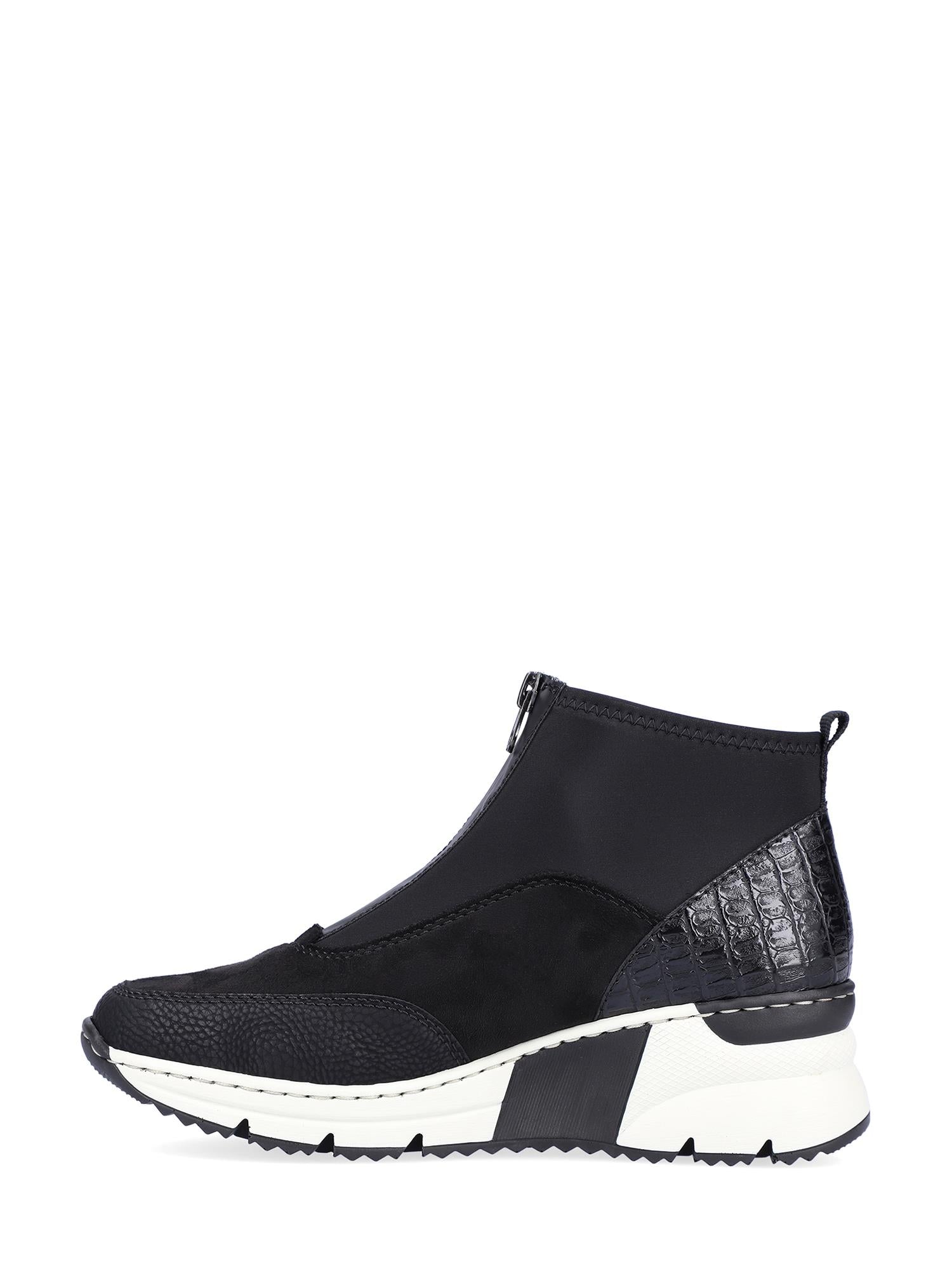 05027 Rieker Sneaker Boot Black fra Rieker Comfort & Style er en svart ankelstøvel i sneaker-stil til dame med uttagbar innersåle, strukturert hæl, glidelås i siden, tykk hvit såle og svarte detaljer, vist i sideprofil på hvit bakgrunn.