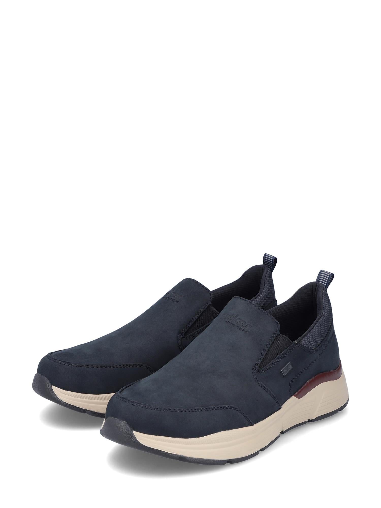 04385 Rieker Leather Slip-in Waterproof sko fra Rieker Comfort & Style har marineblått skinn, hvite såler, en subtil rød hælaccent og en komfortabel memoryskum innersåle, vist mot en hvit bakgrunn.