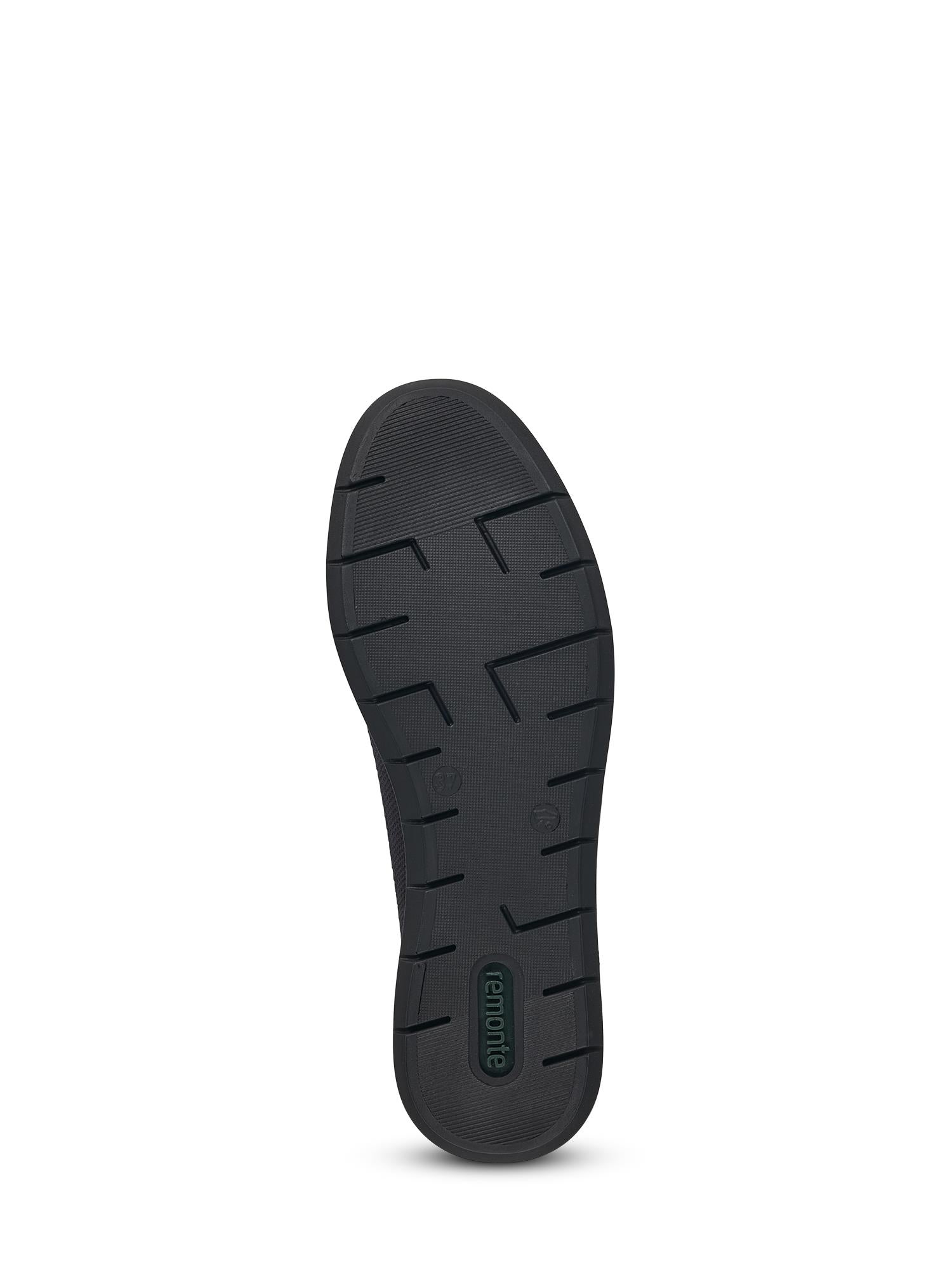 Bildet viser den svarte gummisålen på Remonte 03310 Comfort Charm Ballerina, med et strukturert mønster, horisontale riller og en liten "remonte"-logo nær hælen mot en vanlig hvit bakgrunn.