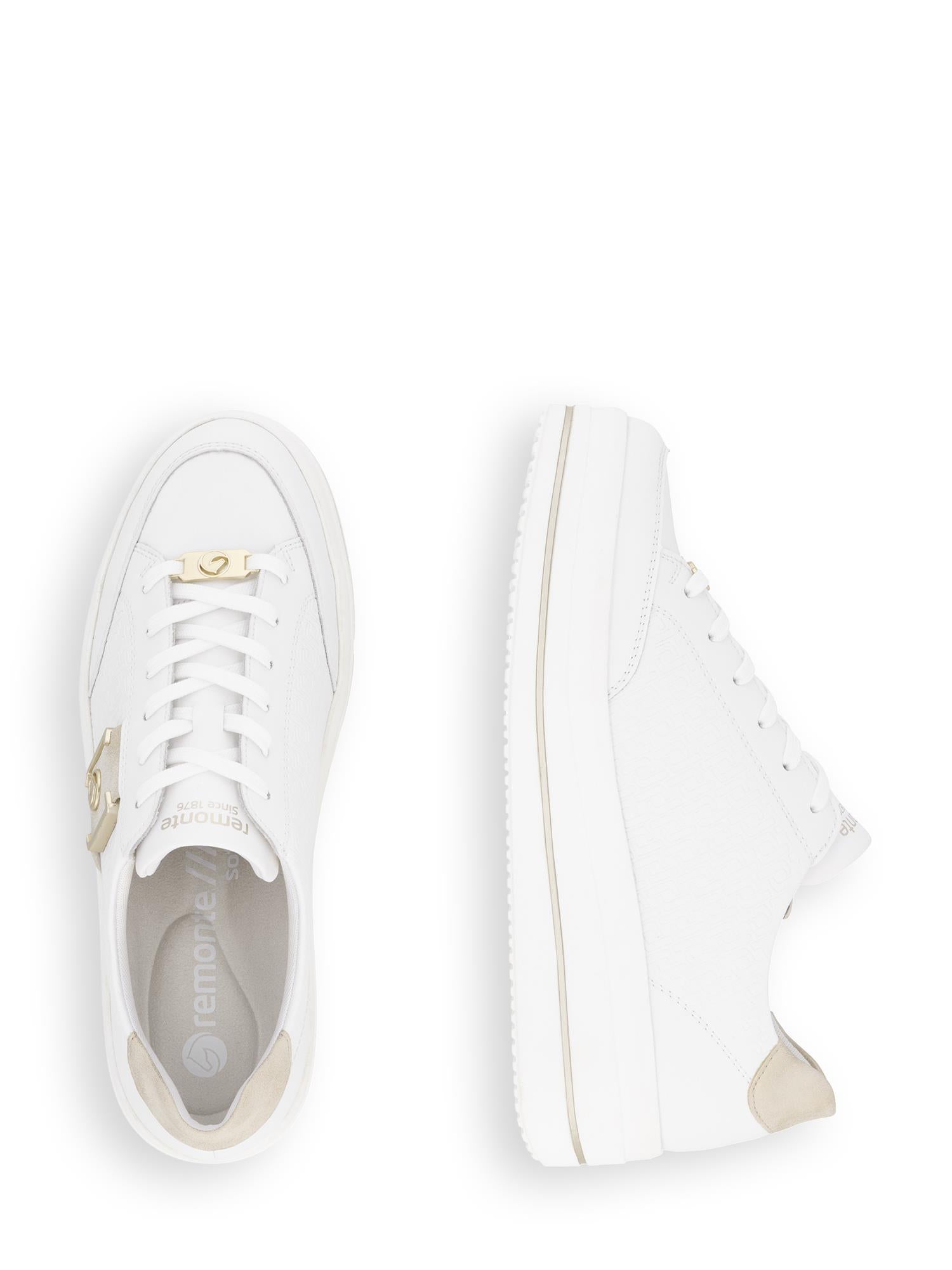 To hvite Remonte 03133 UrbanFlex joggesko vises på en hvit bakgrunn: Den venstre skoen viser snørebånd og en gullfarget aksent ovenfra, mens den høyre viser en tykk såle og beige hældetaljer sett fra siden. Tilgjengelig på Skomani.no.