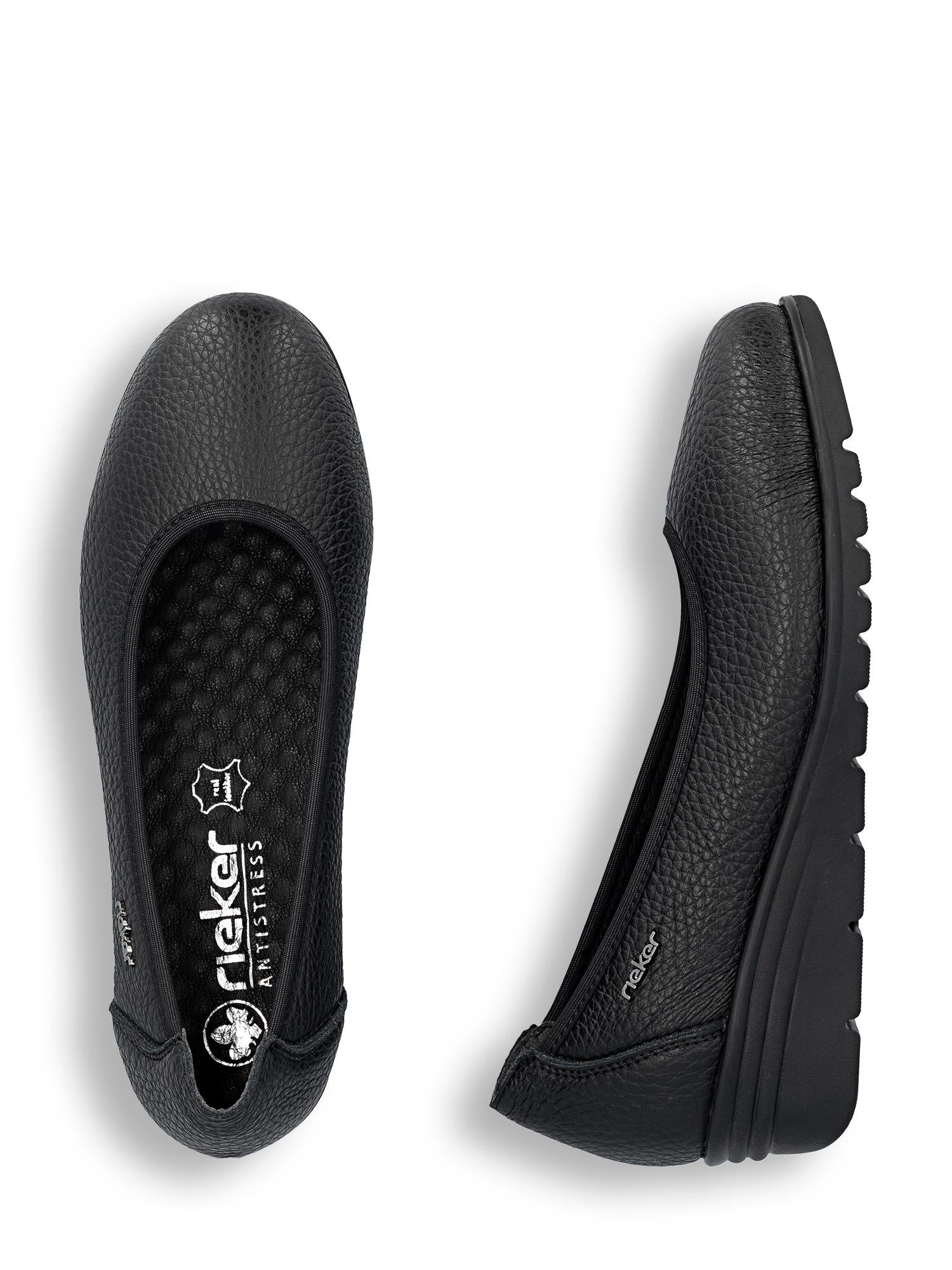 To 04893 Rieker Liva Leather Ballerina-sko fra Rieker Comfort & Style vises - en sett ovenfra og en sett fra siden - begge med Rieker Antistress-logo på innersålen for optimal komfort og bred passform.