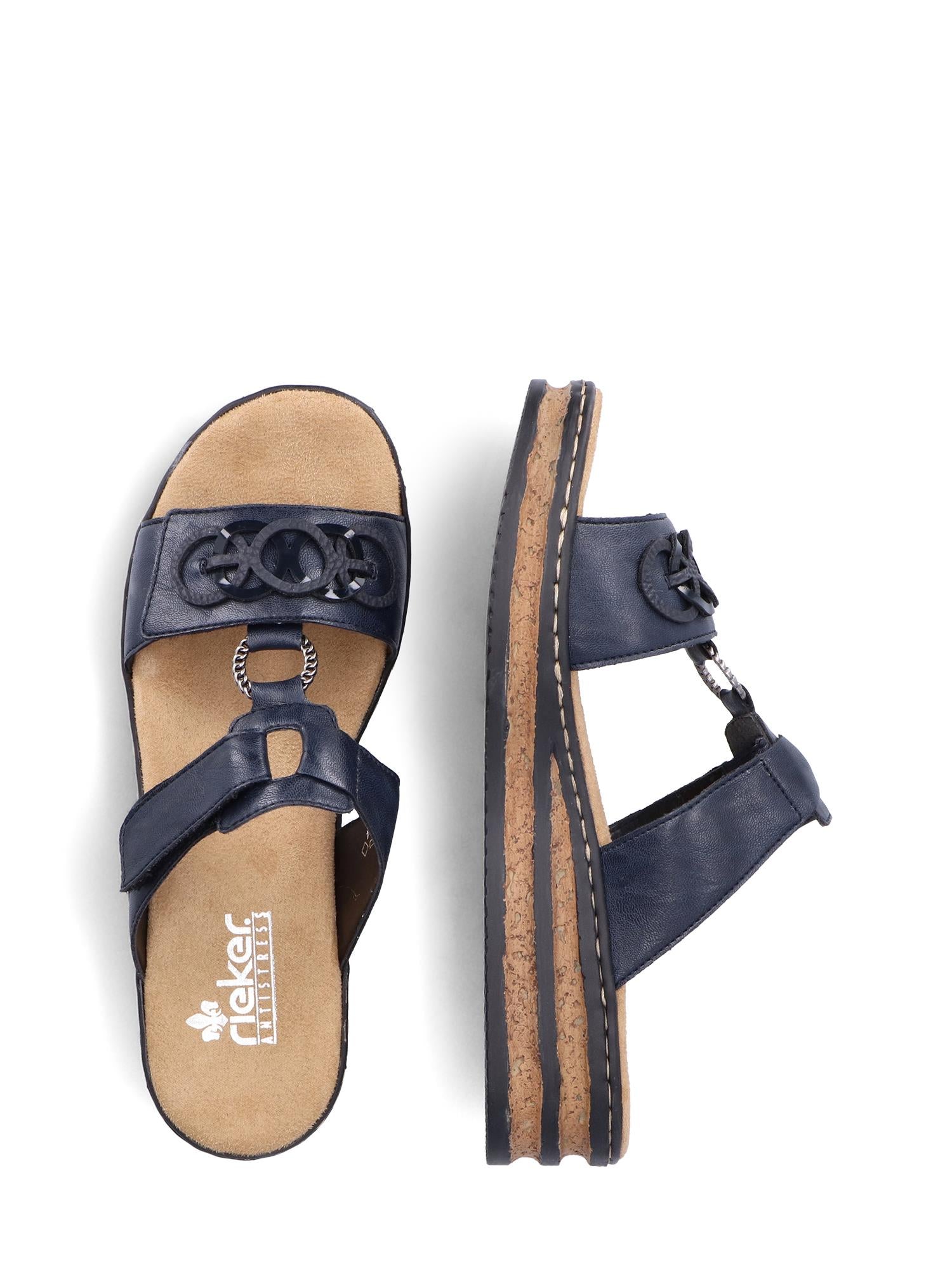 Et par marineblå 02996 Rieker Pacific Dream-sandaler fra Rieker Comfort & Style har korksåler, dekorative kjedestropper og Rieker Antistress-logo på innersålen. Den ene sandalen sees ovenfra, den andre fra siden.