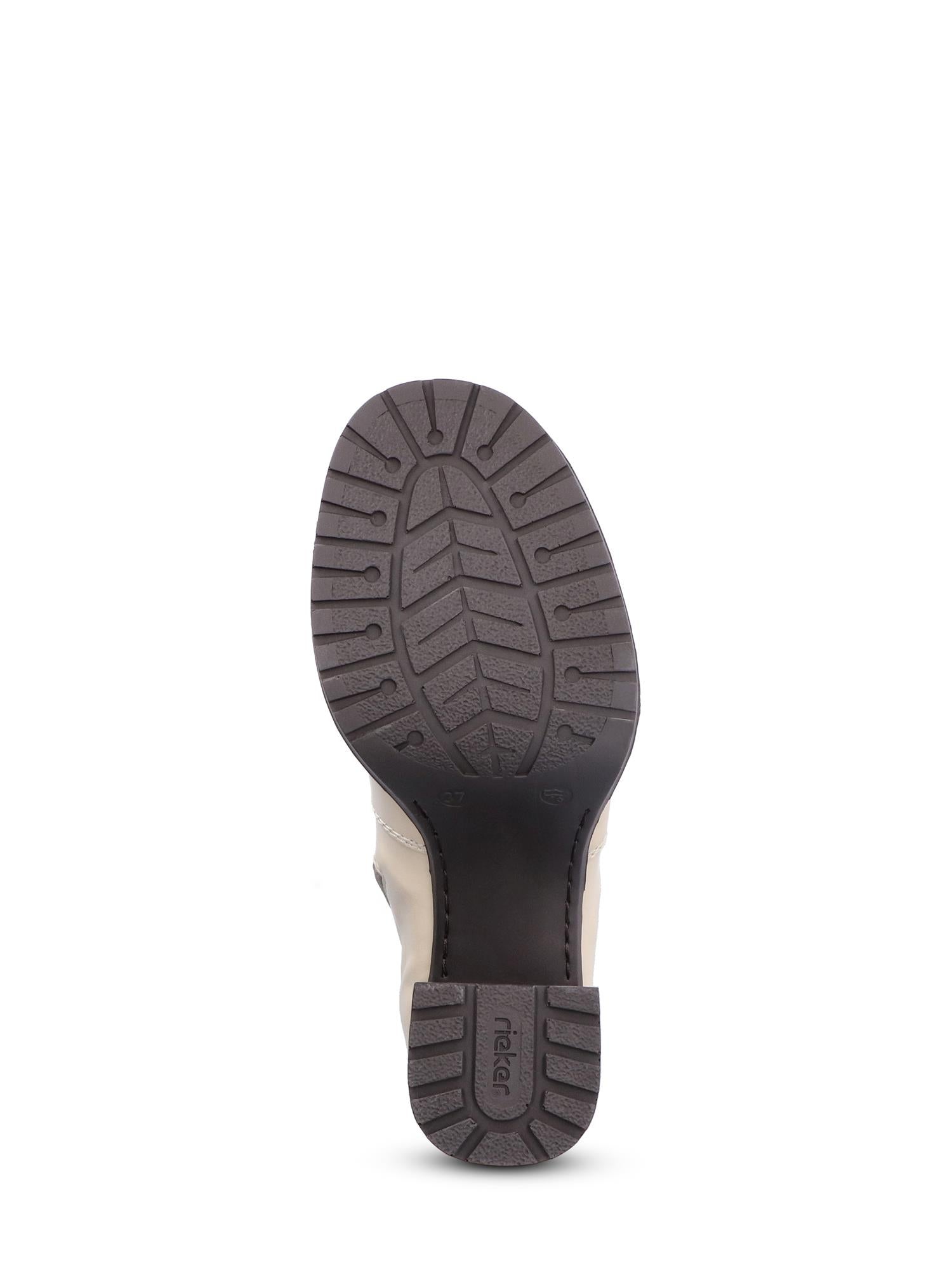 Bildet viser sålen på 04391 Rieker Marseille Boot fra Rieker Comfort & Style, som har en mørk, strukturert gummisåle for bedre grep. Den delvis synlige beige overdelen fremhever komforten og den praktiske designen.