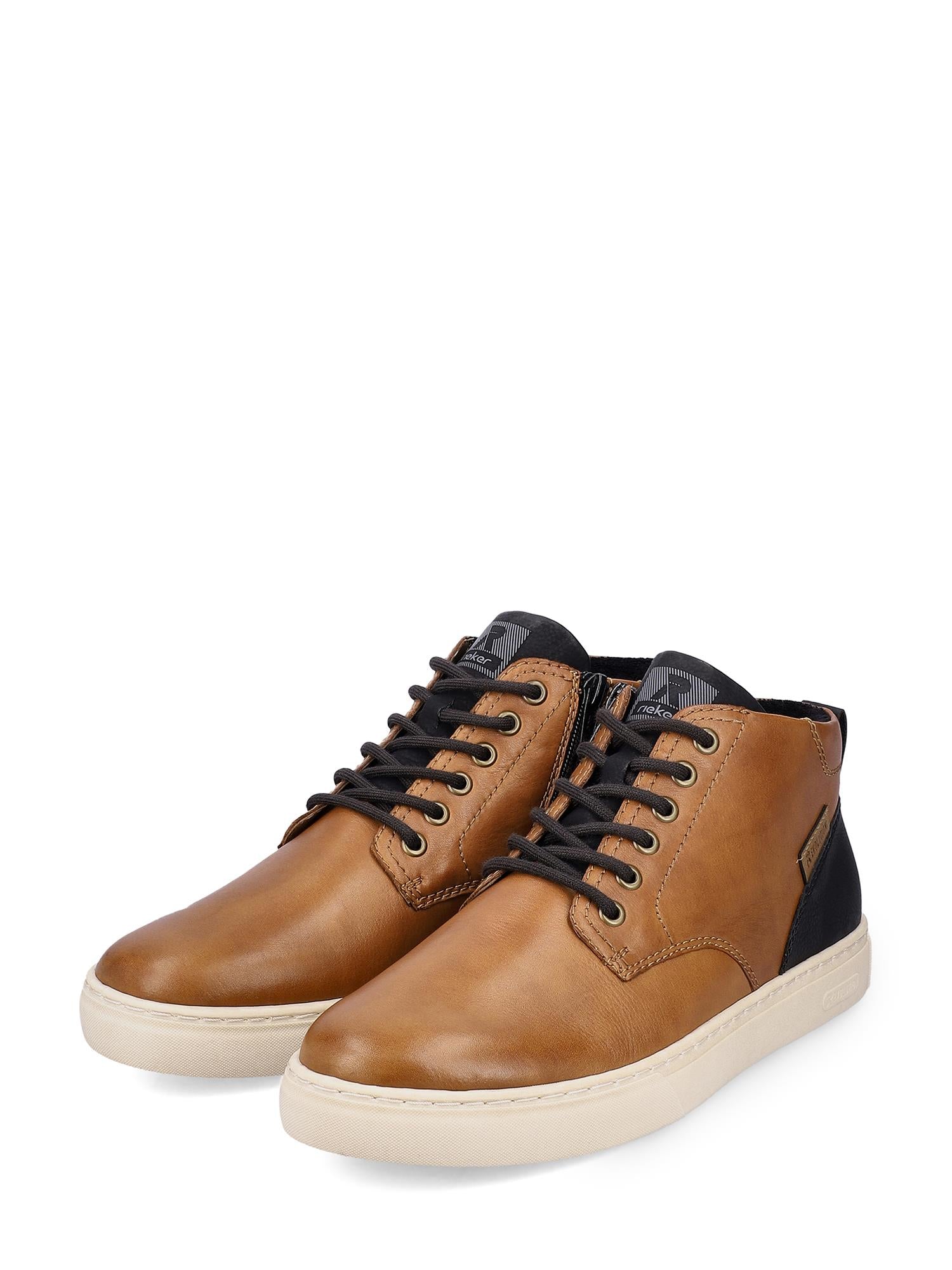 04516 Rieker-Evolution Muskat Short Boot Leather fra Rieker Sport har brunt skinn, svarte lisser, svarte hældetaljer, hvite gummisåler og en komfortabel Memory-innersåle for støtte hele dagen, vist mot en hvit bakgrunn.