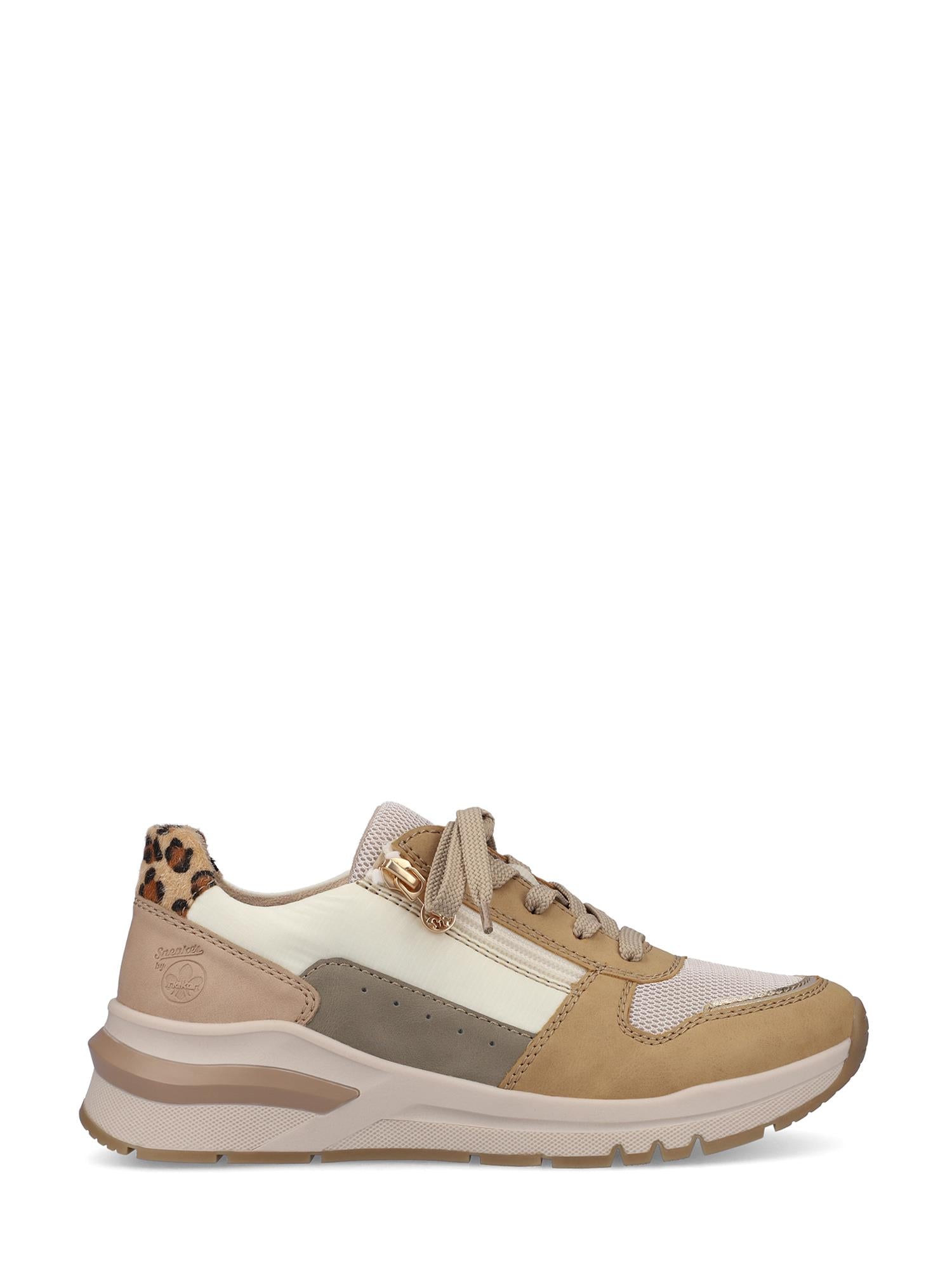 06827 Rieker Sand Combo-sneakersene fra Rieker Comfort & Style har beige, brune og kremfargede netting- og skinnpaneler, leopardprint på hælen, gulldetaljer nær de øverste maljene, støtdempende såle og lisser for stil og komfort.