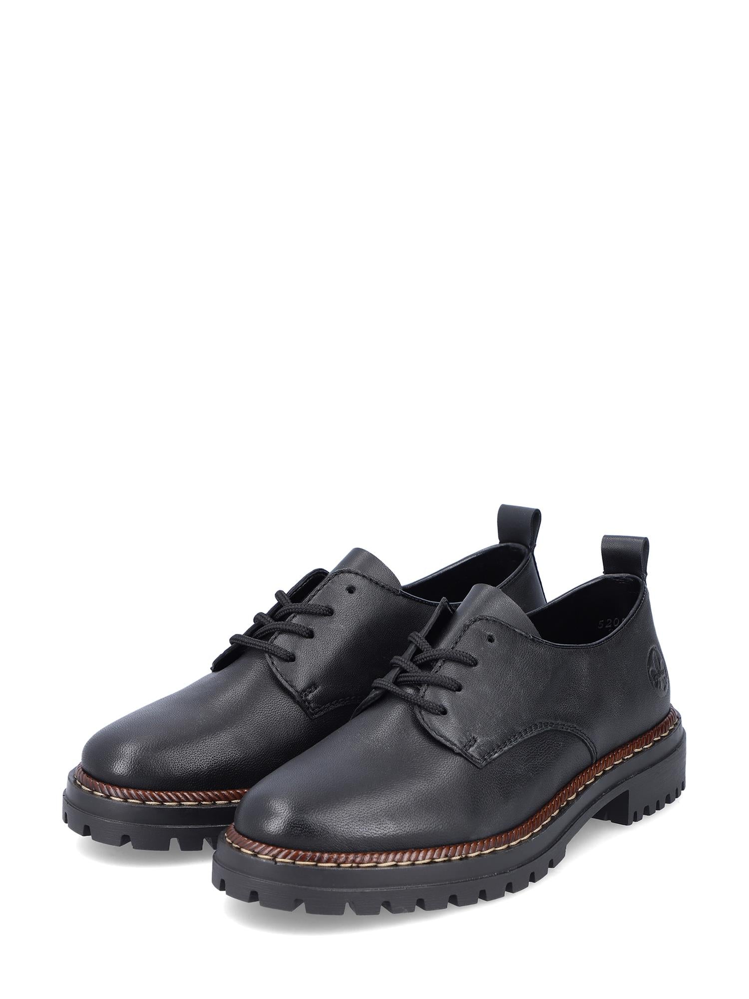 Den svarte 04377 Rieker Classic-skoen fra Rieker Comfort & Style har en skinny overdel, tykke, teksturerte gummisåler og brune sømmer langs bunnen, vist mot en vanlig hvit bakgrunn.