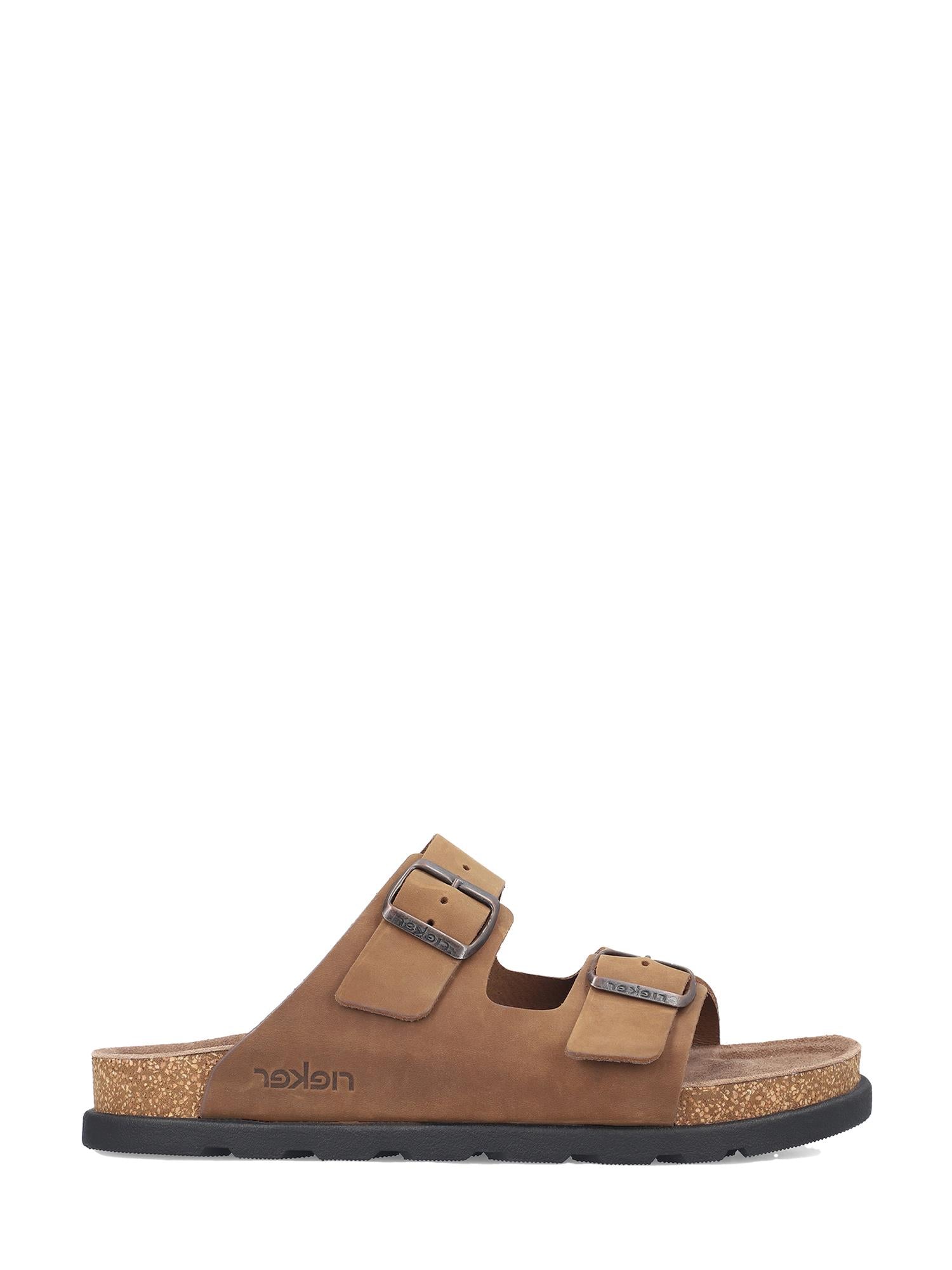 Rieker Comfort & Style 02925 Brenton Brun Herresandal har to justerbare reimer med spenner i semsket skinn, en fotseng i kork og en svart såle, vist i sideprofil mot en hvit bakgrunn.