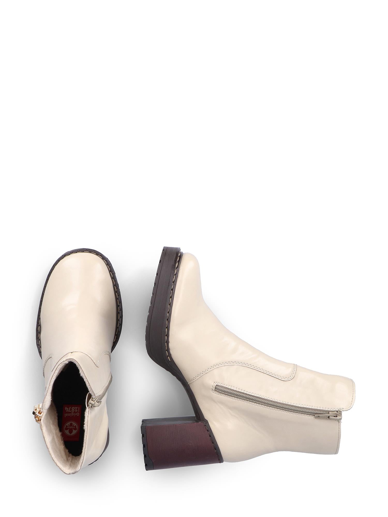 04391 Rieker Marseille Boot fra Rieker Comfort & Style er en offwhite ankelstøvel med glidelåser på siden og kraftige brune hæler for optimal komfort, vist ovenfra og fra siden på en hvit bakgrunn.