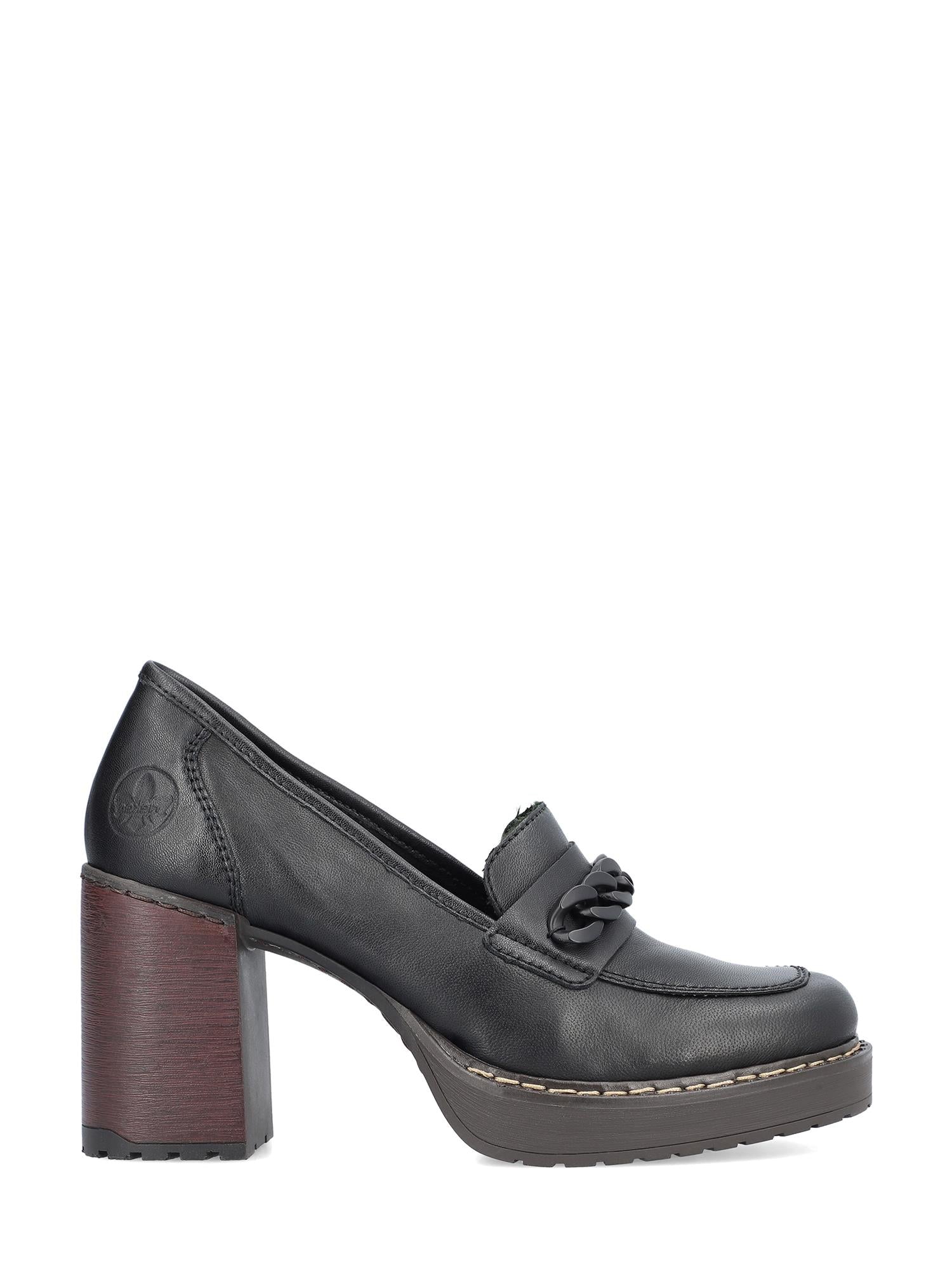 04394 Rieker Montpellier Loafer Pumps fra Rieker Comfort & Style har svart skinn, en kraftig brun blokkhæl, elegant kjededetalj og synlige sømmer – perfekt for alle som søker stilige og moderne loafer pumps.